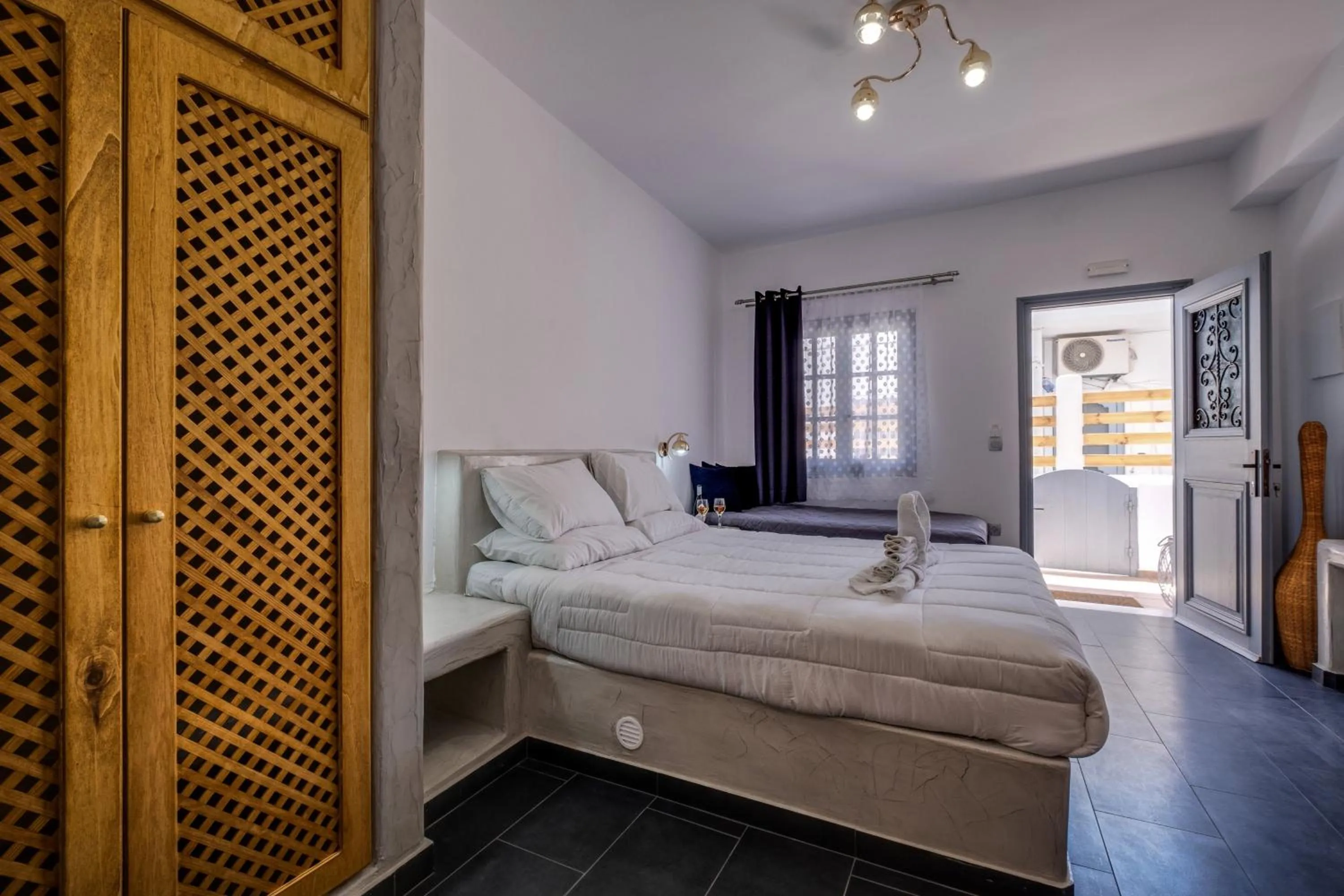 Photo of the whole room, Bed in Beach Houses Santorini