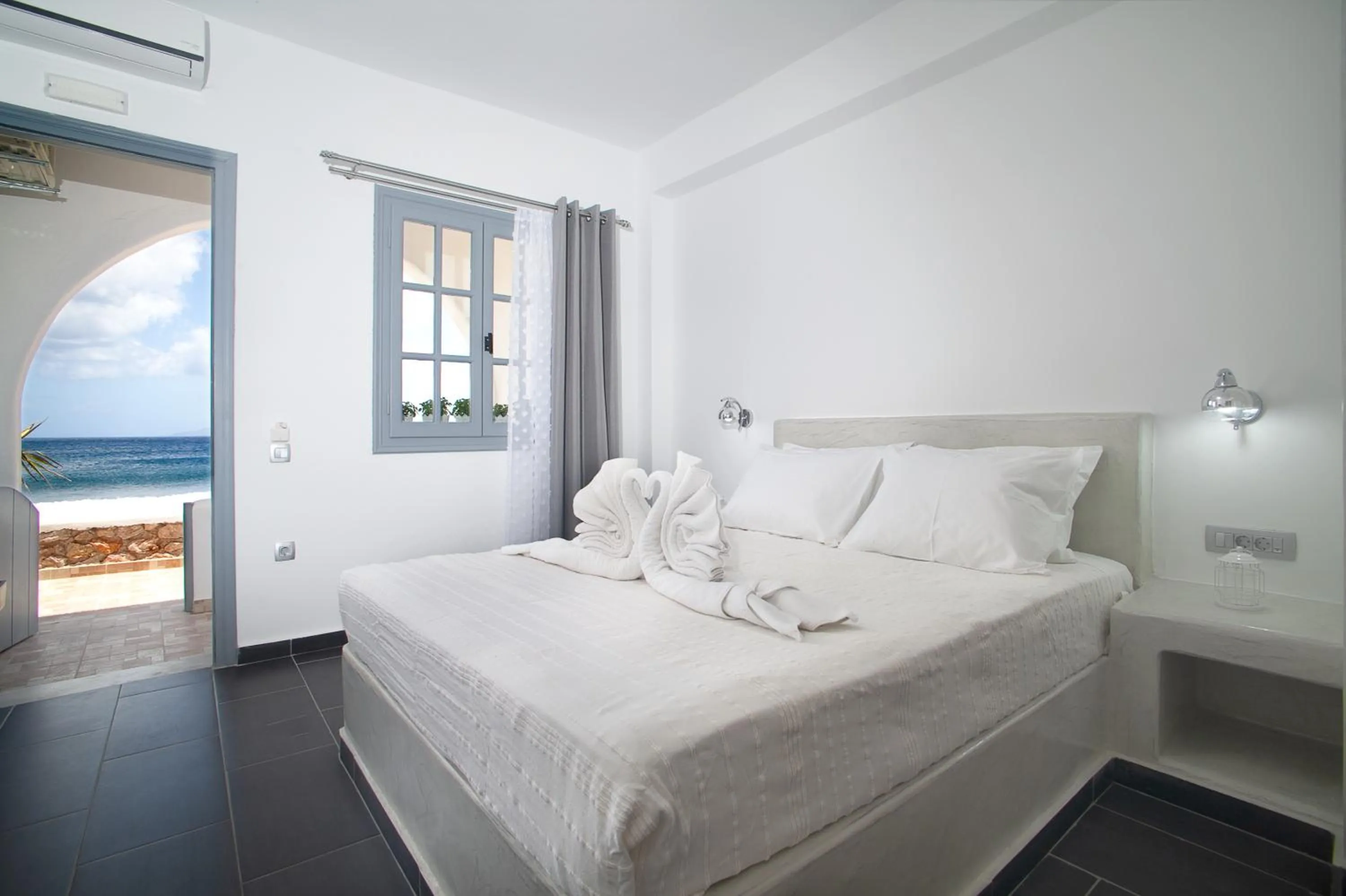 Photo of the whole room, Bed in Beach Houses Santorini