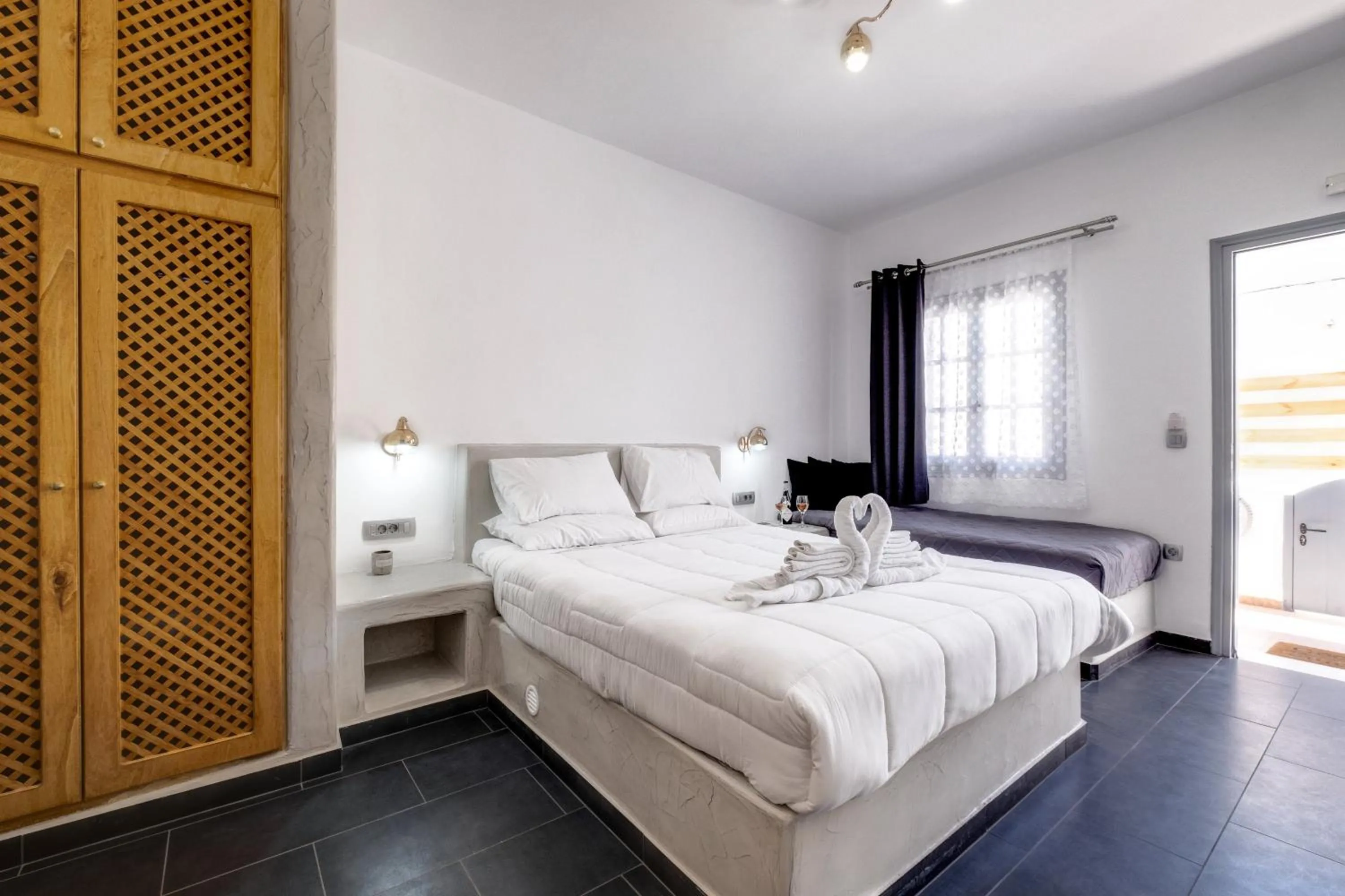 Photo of the whole room, Bed in Beach Houses Santorini