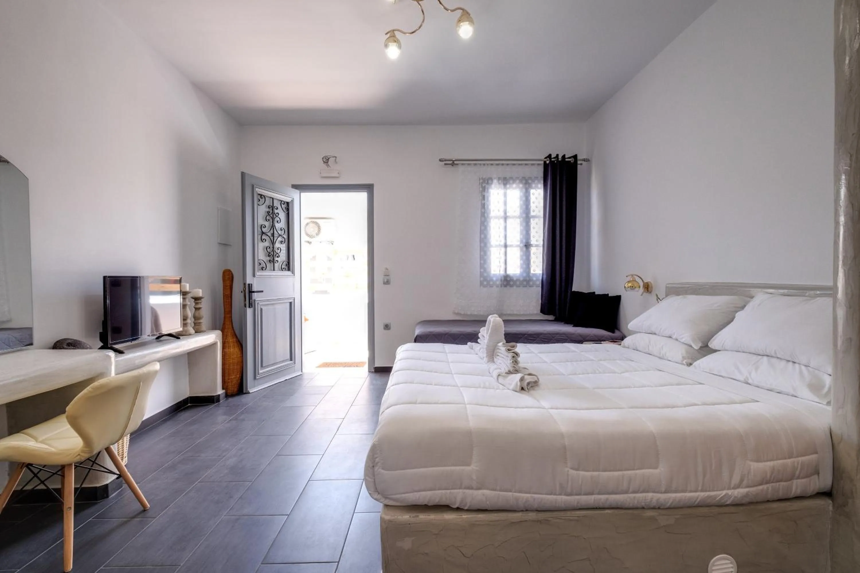 Photo of the whole room, Bed in Beach Houses Santorini