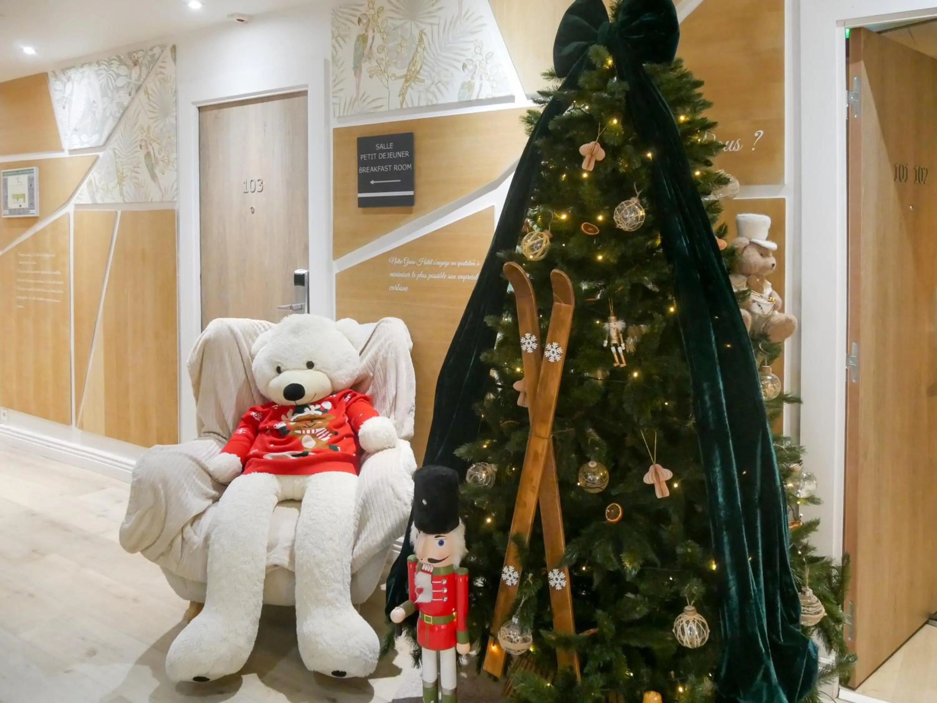 Property building in Hotel Florence Nice