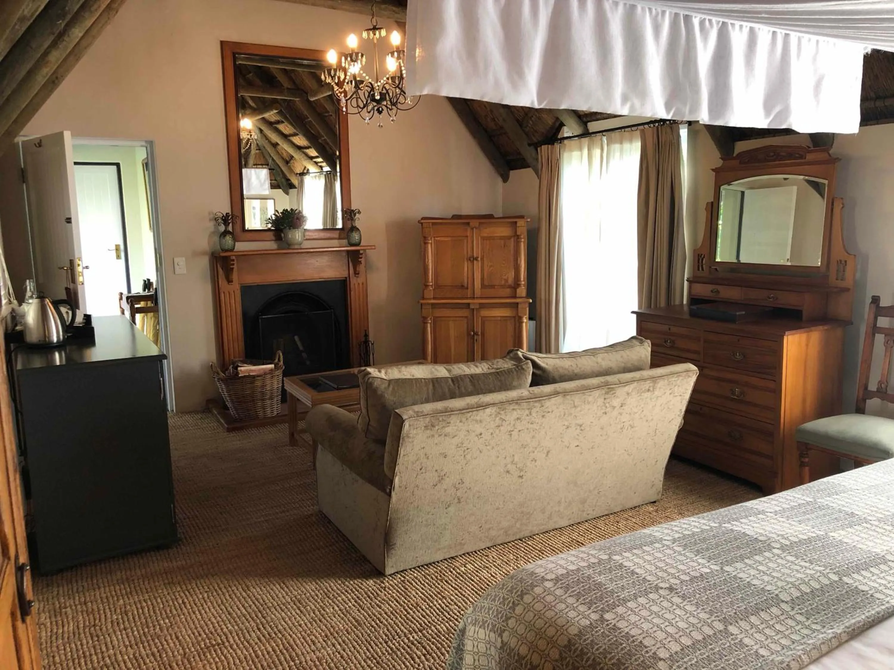 Seating area, Bed in Hunter's Country House