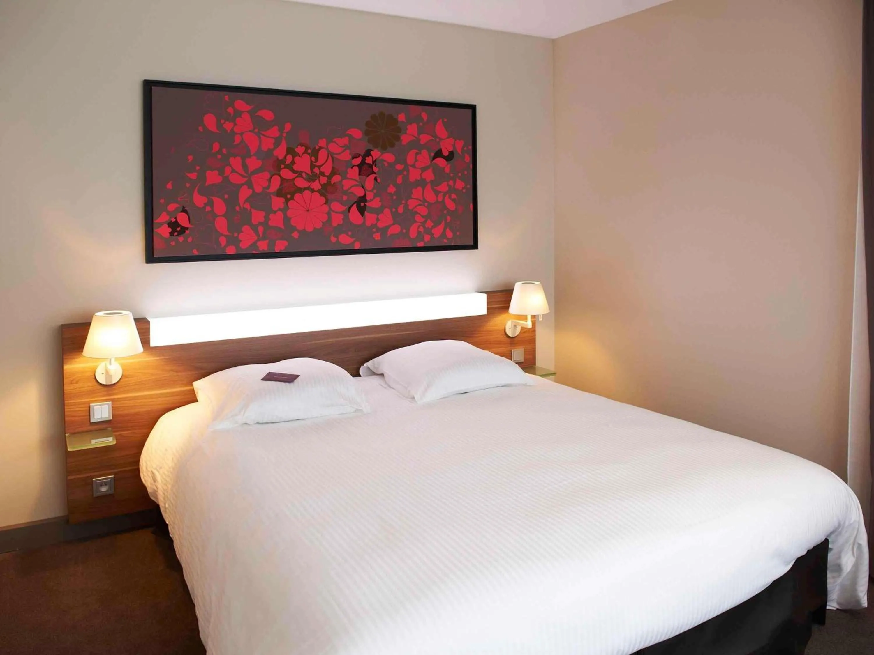 Bedroom, Bed in Mercure Cholet Centre