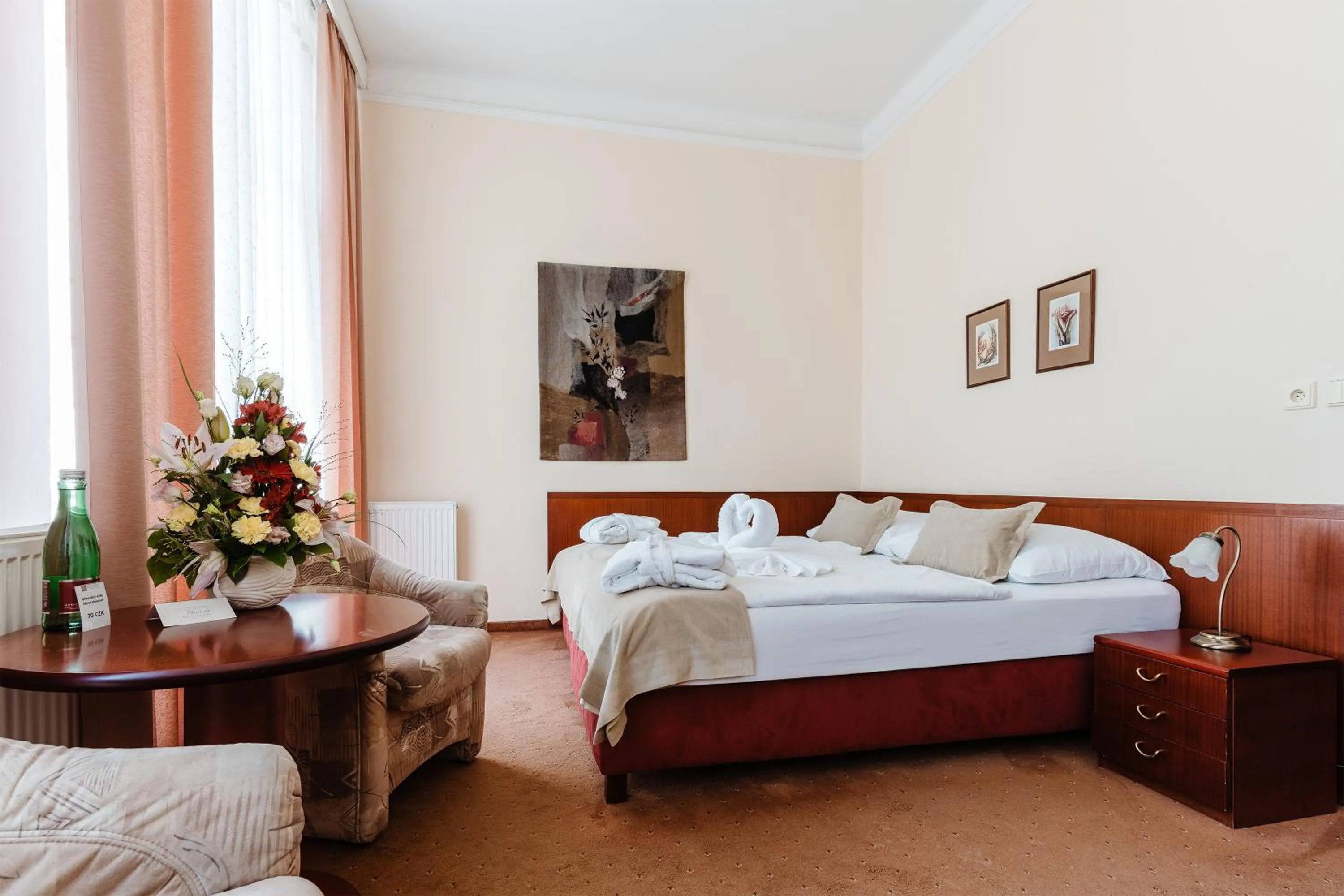 Property building, Bed in Monti Spa