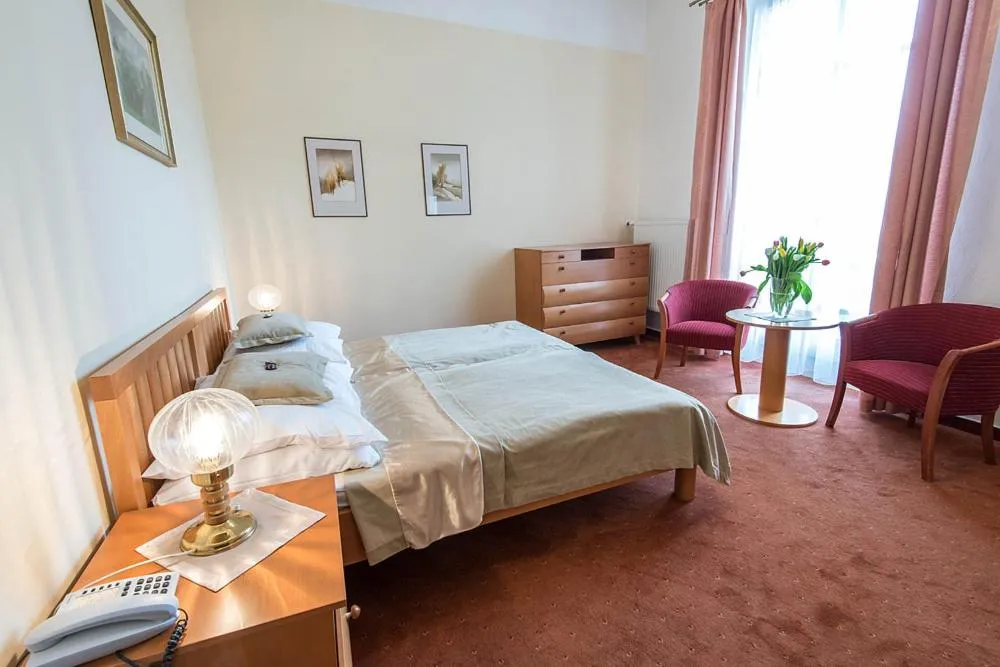 Property building, Bed in Monti Spa