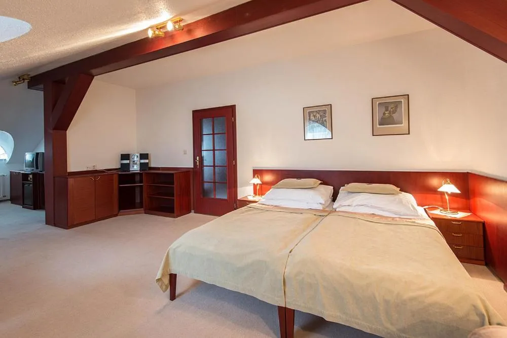 Property building, Bed in Monti Spa