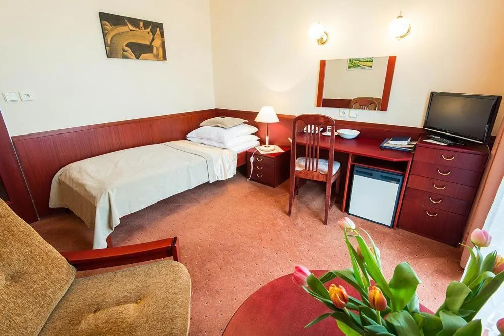 Property building, Bed in Monti Spa