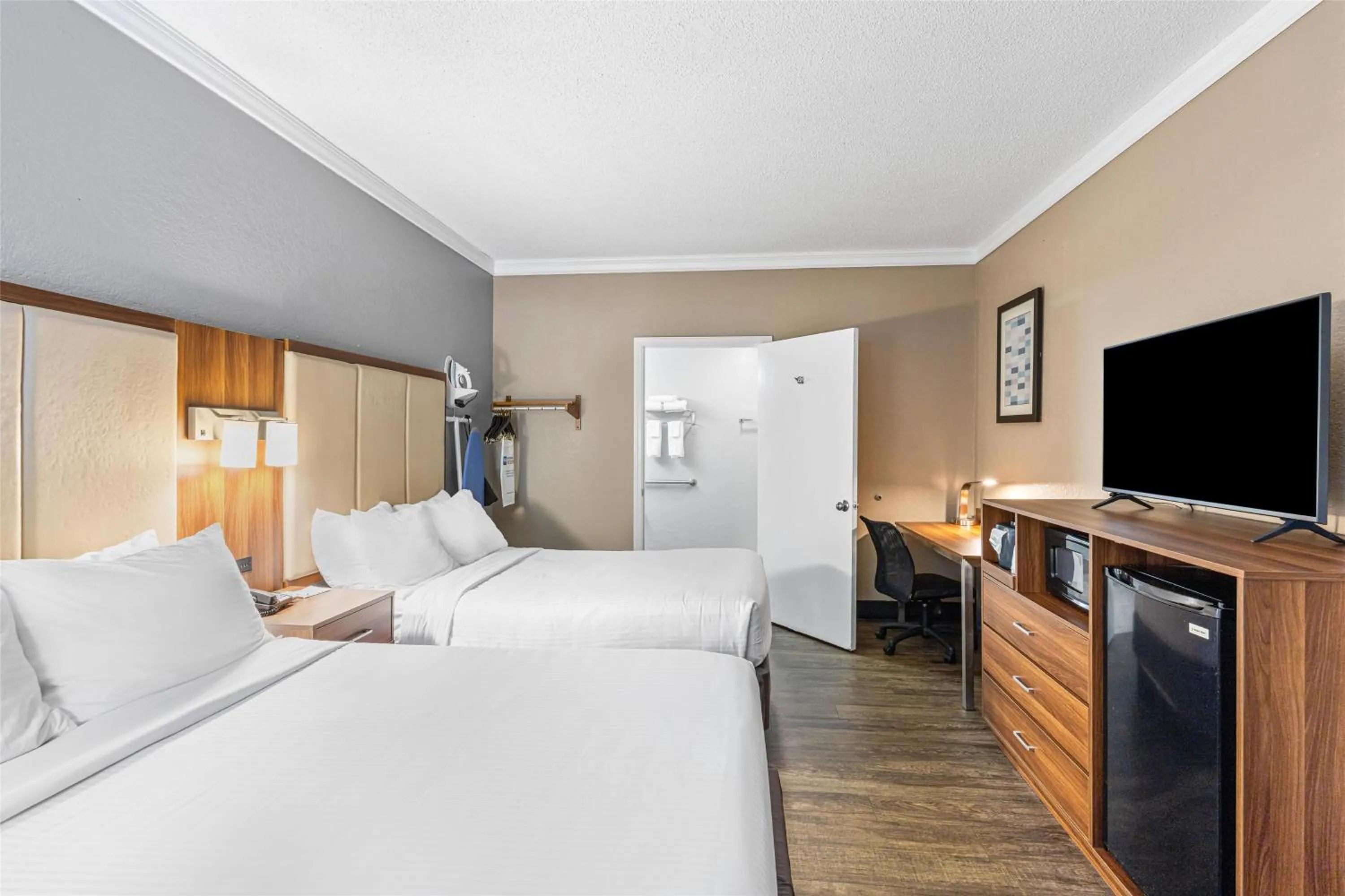 Bedroom, Bed in SureStay Hotel by Best Western Helen Downtown