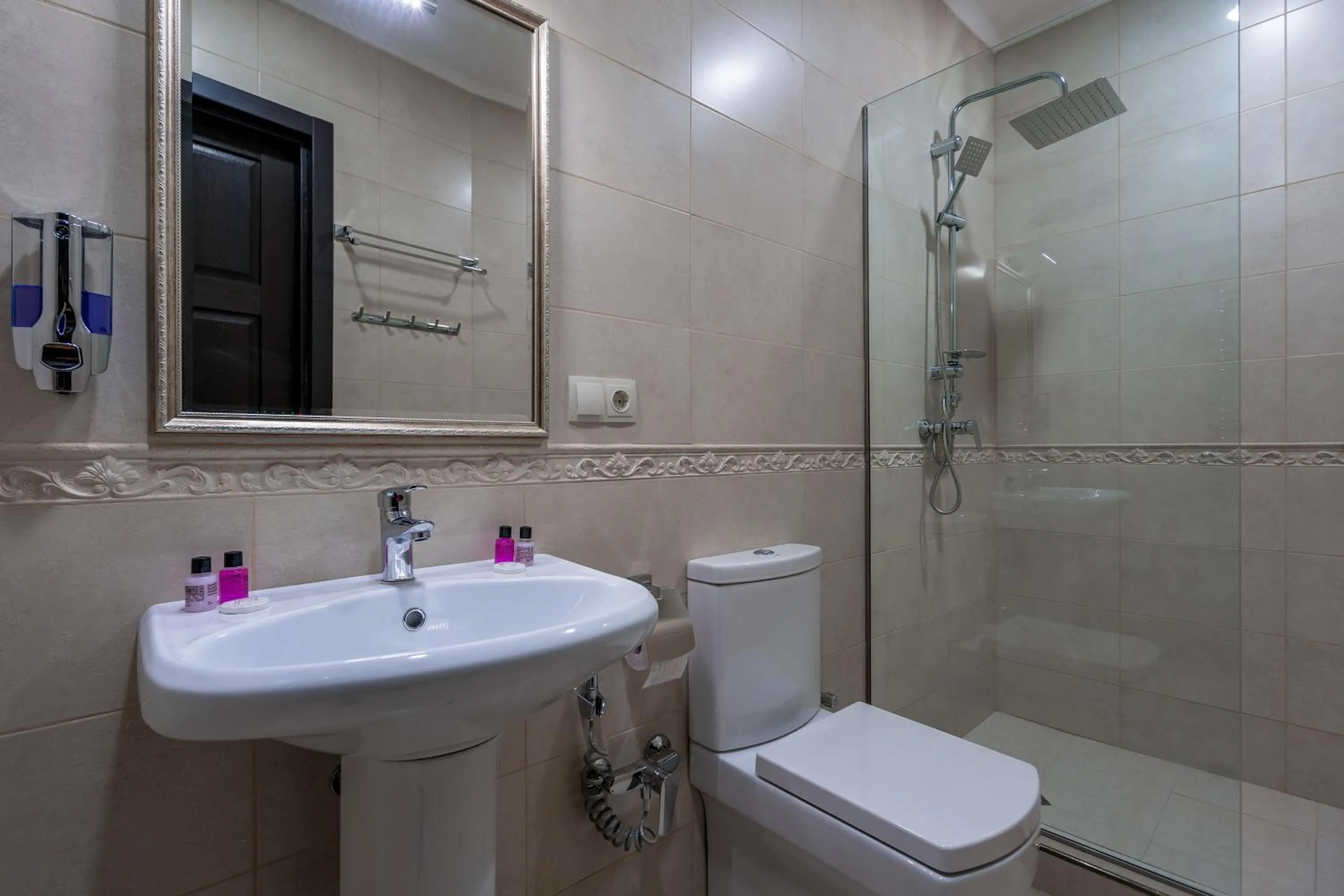 Bathroom in Golden Light Hotel