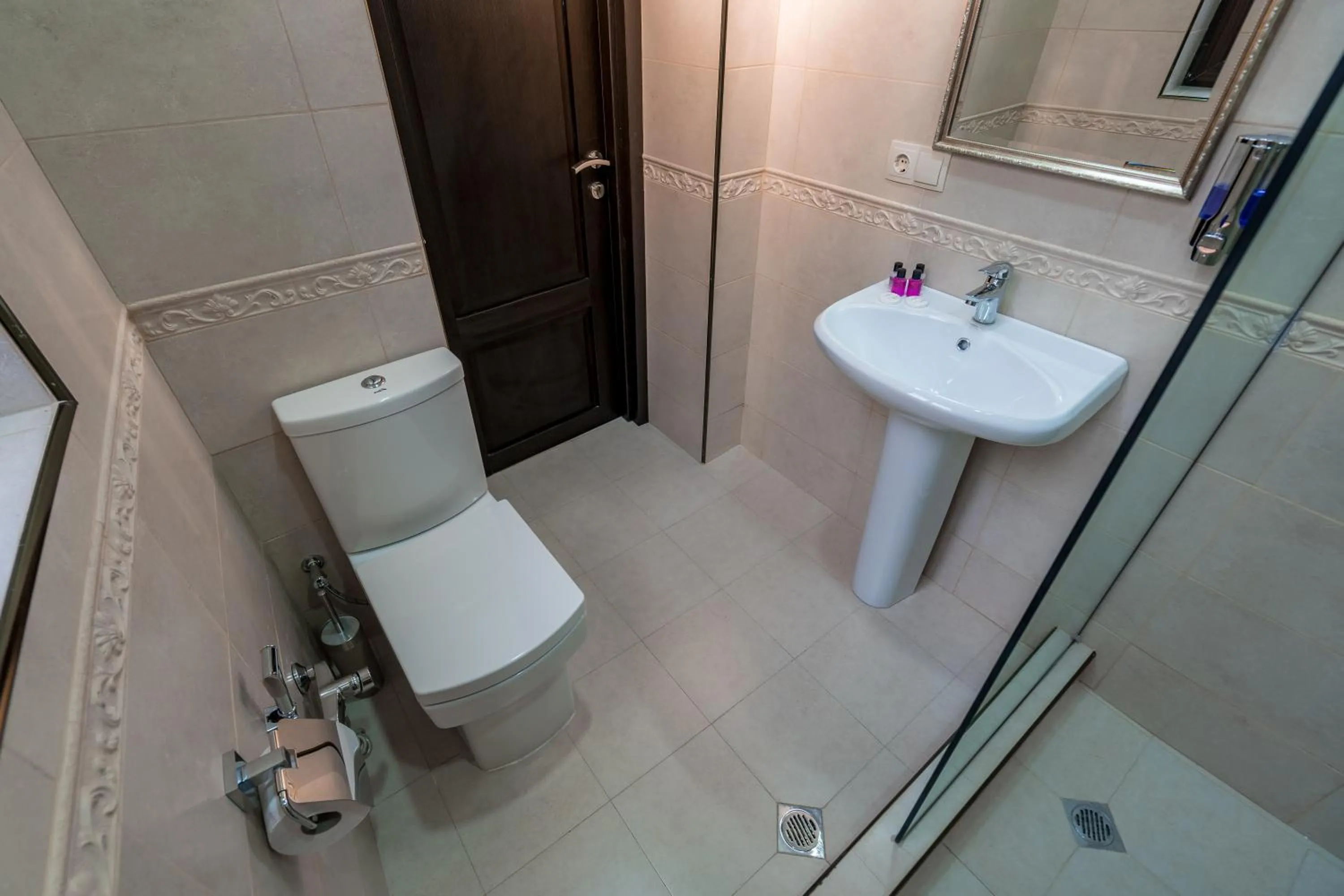 Toilet in Golden Light Hotel