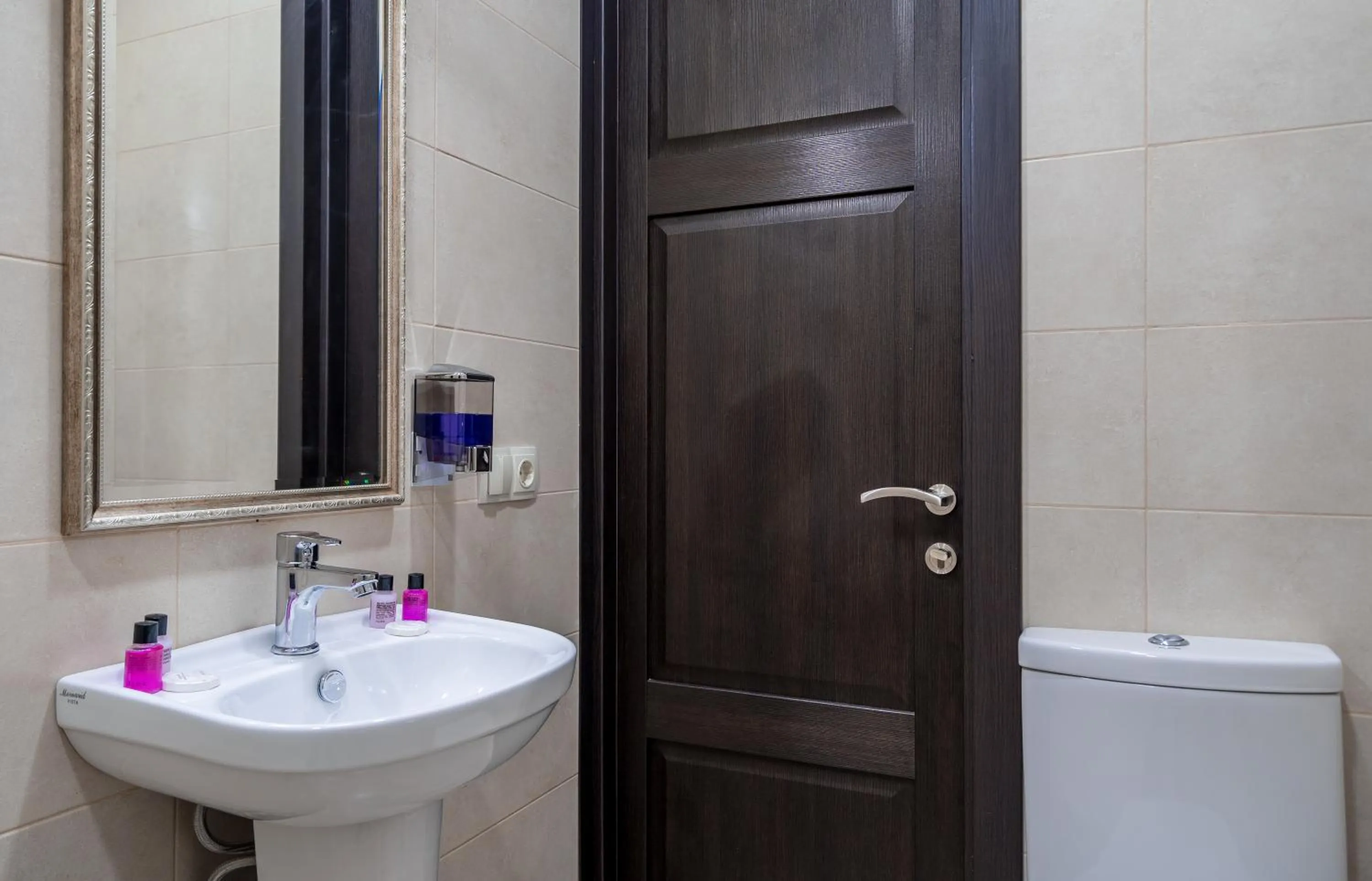 Bathroom in Golden Light Hotel