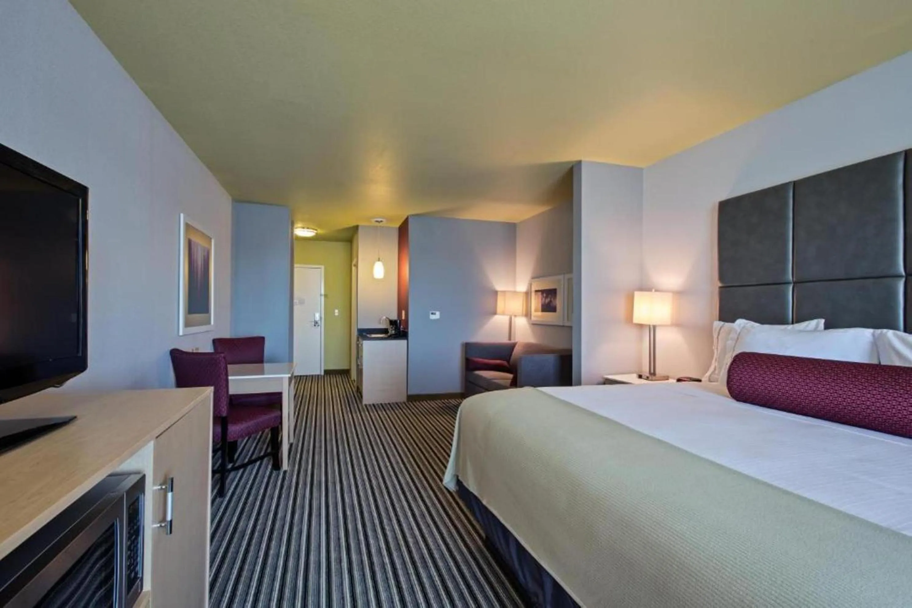 Bedroom, Bed in Holiday Inn Express & Suites Carlisle - Harrisburg Area by IHG