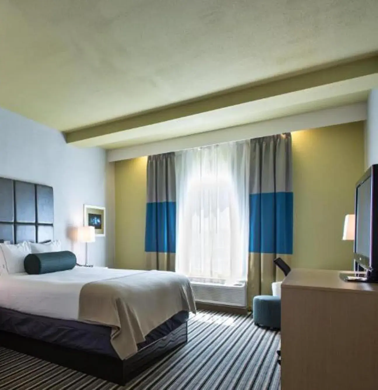 Bed in Holiday Inn Express & Suites Carlisle - Harrisburg Area by IHG Bed in Holiday Inn Express & Suites Carlisle - Harrisburg Area by IHG