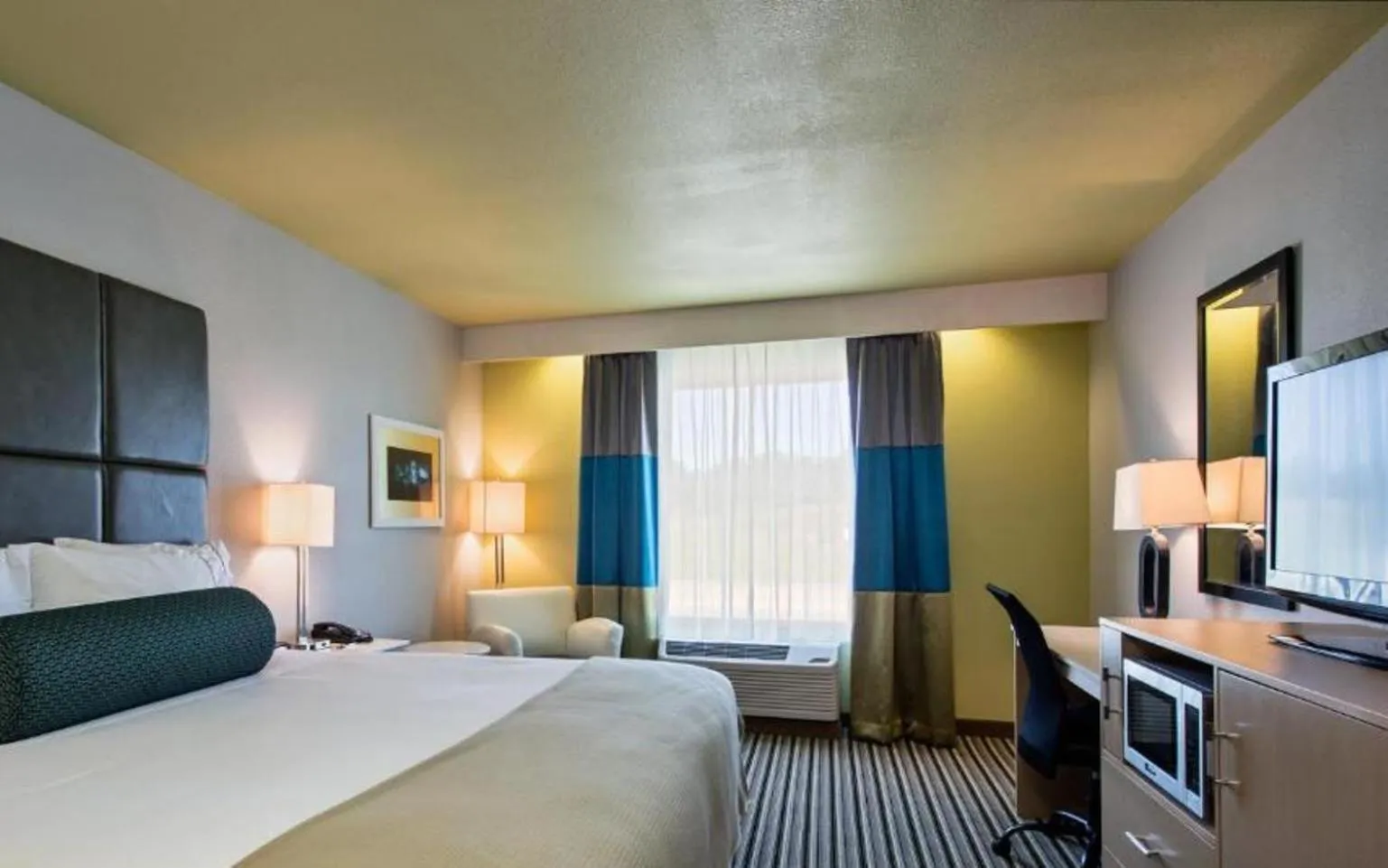 View (from property/room), Bed in Holiday Inn Express & Suites Carlisle - Harrisburg Area by IHG