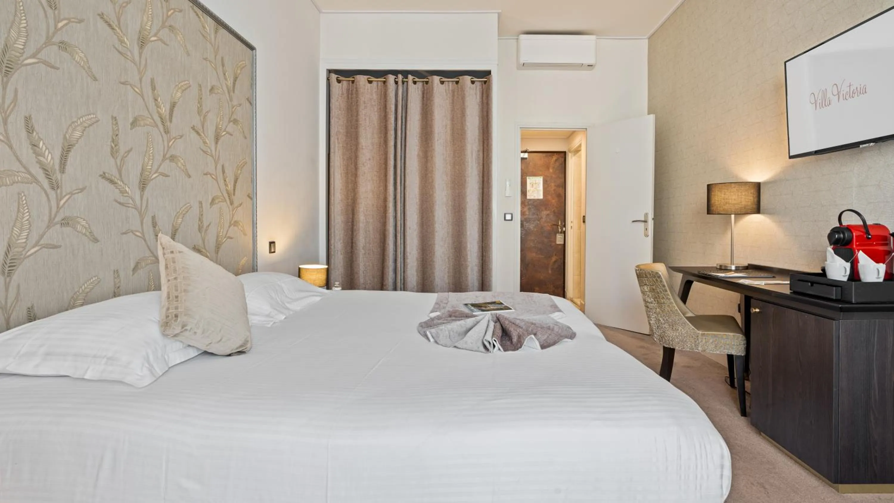 Bedroom, Bed in Hotel Villa Victoria