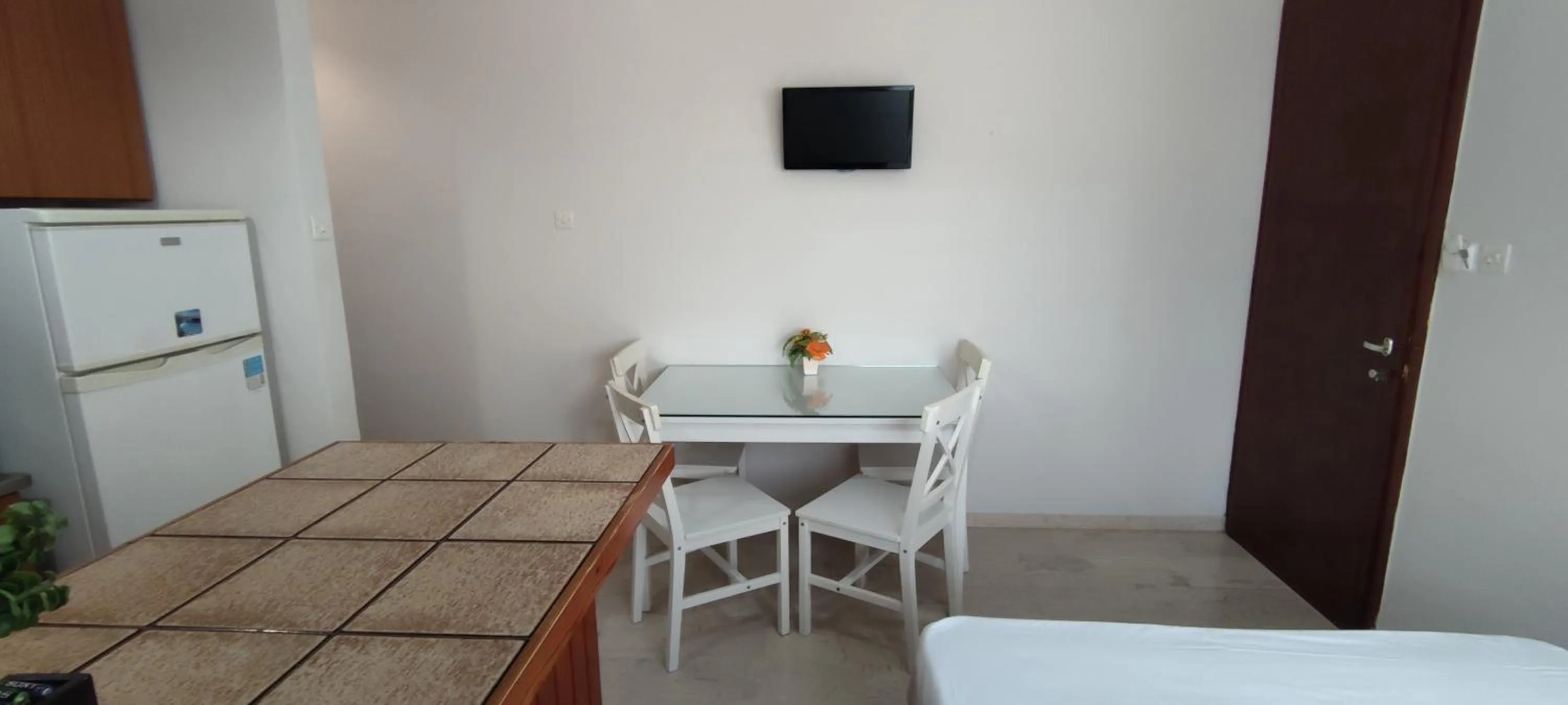 Dining area in Anna Studio and Apartments