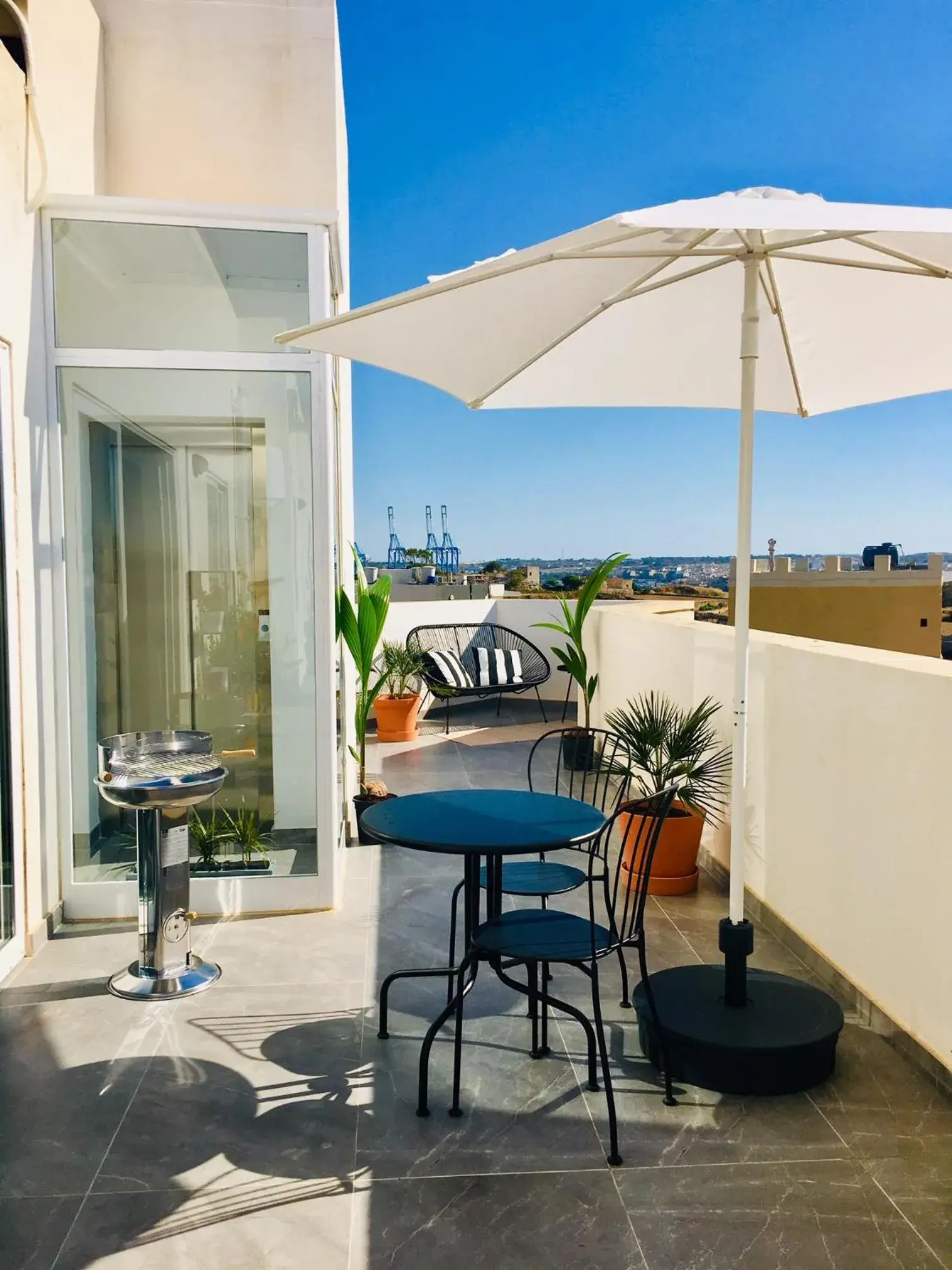 Sunny Penthouse with Large Terrace Sunny Penthouse with Large Terrace