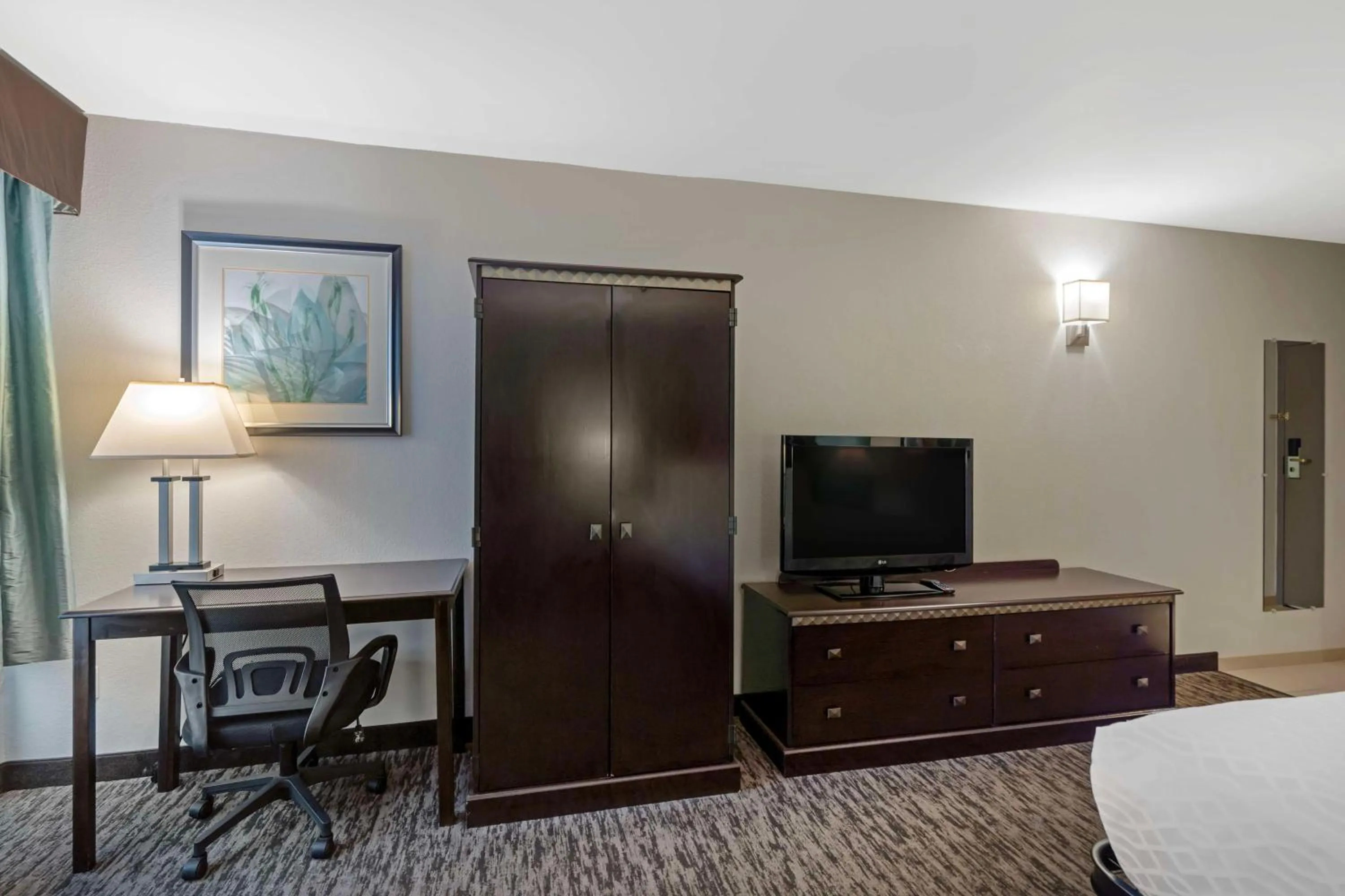 Bedroom, Bed in Best Western Plus Chicagoland - Countryside