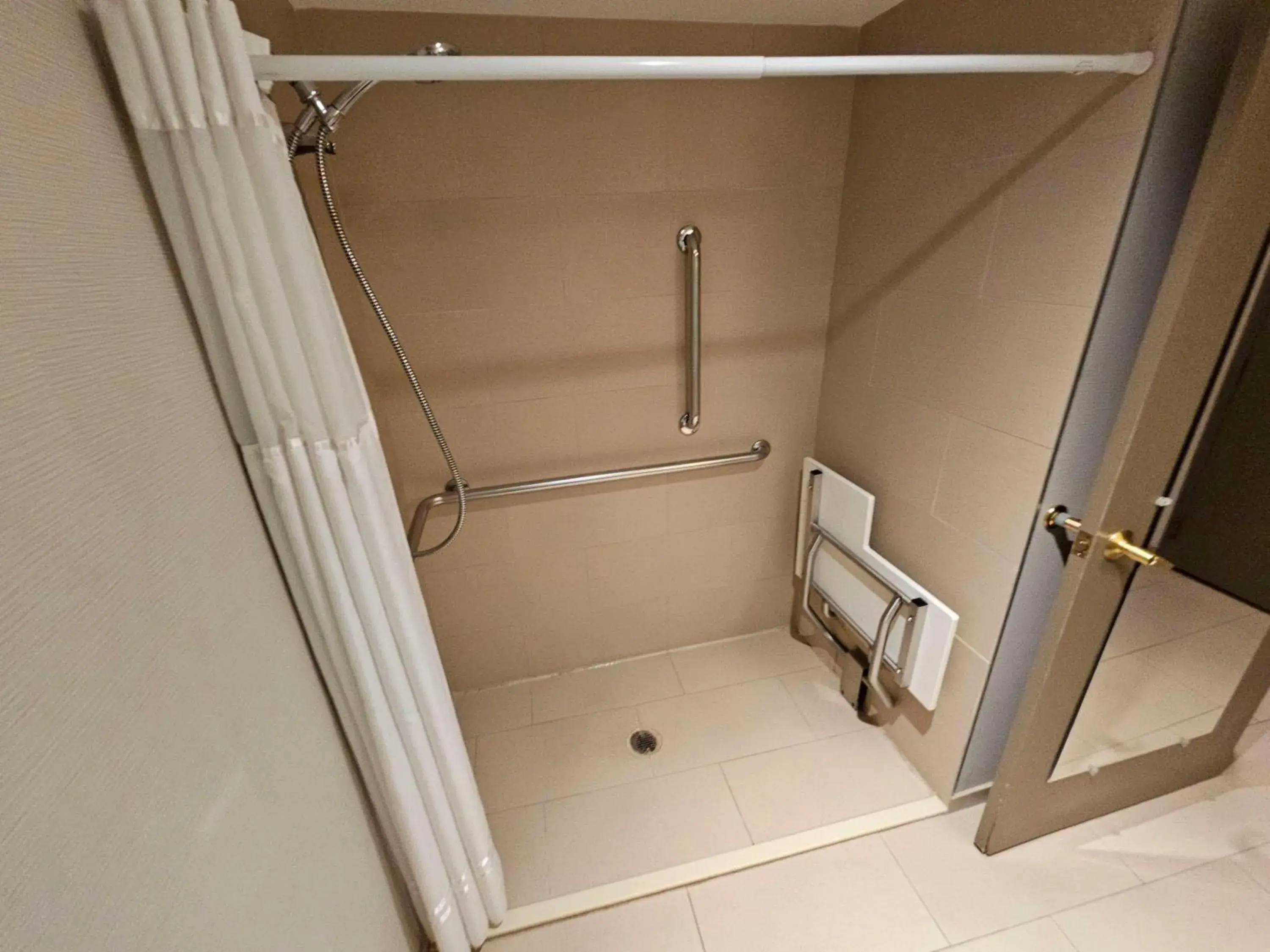 Bathroom in Best Western Plus Chicagoland - Countryside Bathroom in Best Western Plus Chicagoland - Countryside