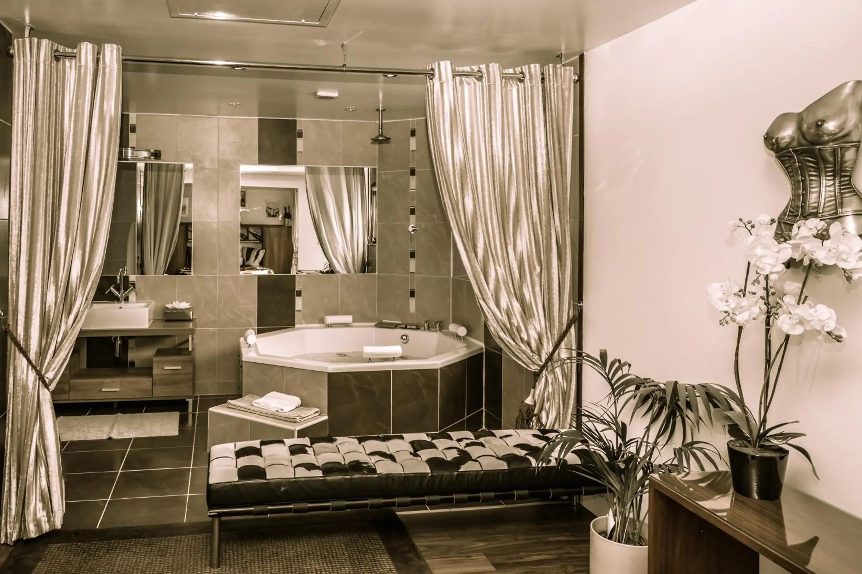 Luxury Suite with Spa Bath in Who'd A Thought It Luxury Suite with Spa Bath in Who'd A Thought It