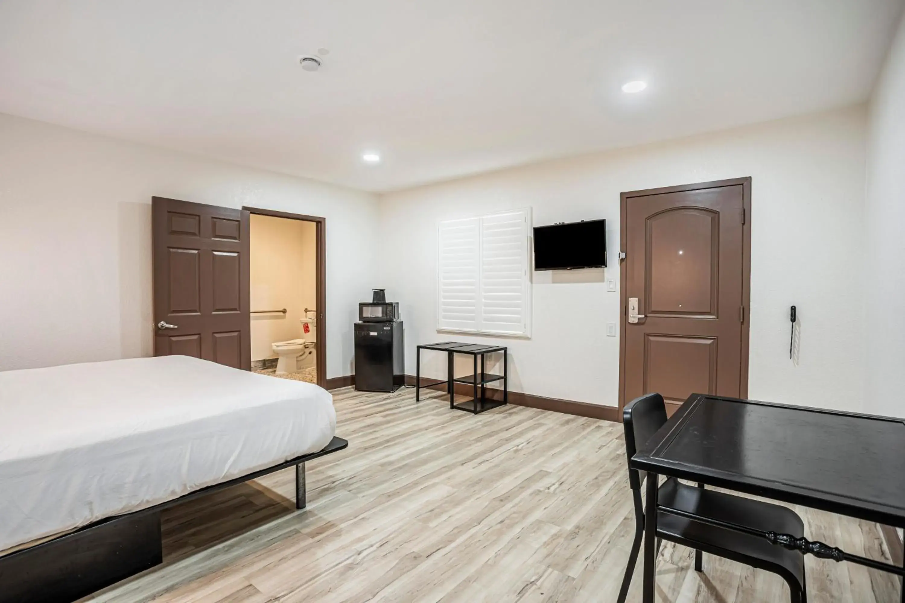 King Room with Roll-In Shower - Disability Access in The Greens Hotel on Stockton King Room with Roll-In Shower - Disability Access in The Greens Hotel on Stockton