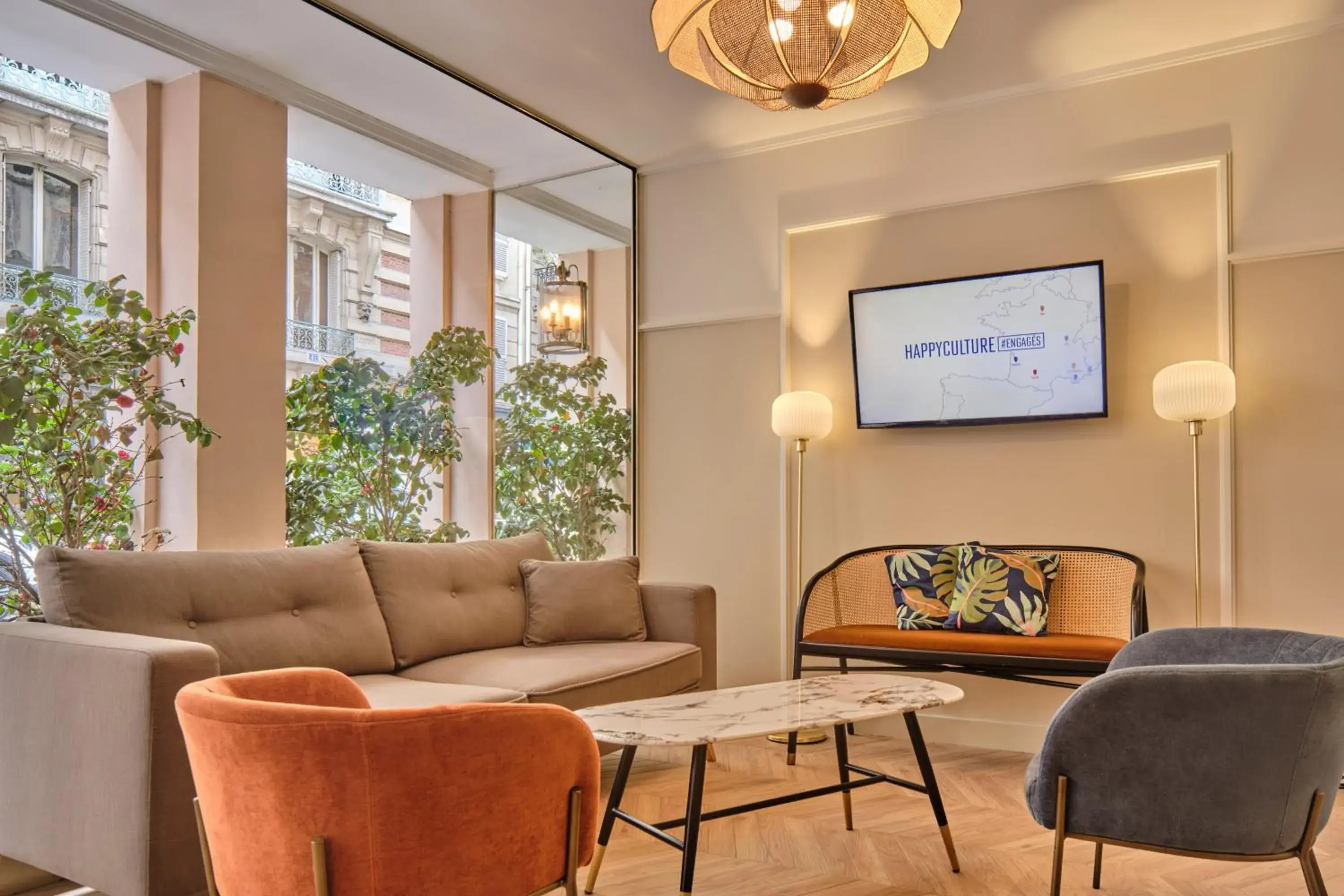 Living room in Hotel Etoile Saint Ferdinand by Happyculture Living room in Hotel Etoile Saint Ferdinand by Happyculture