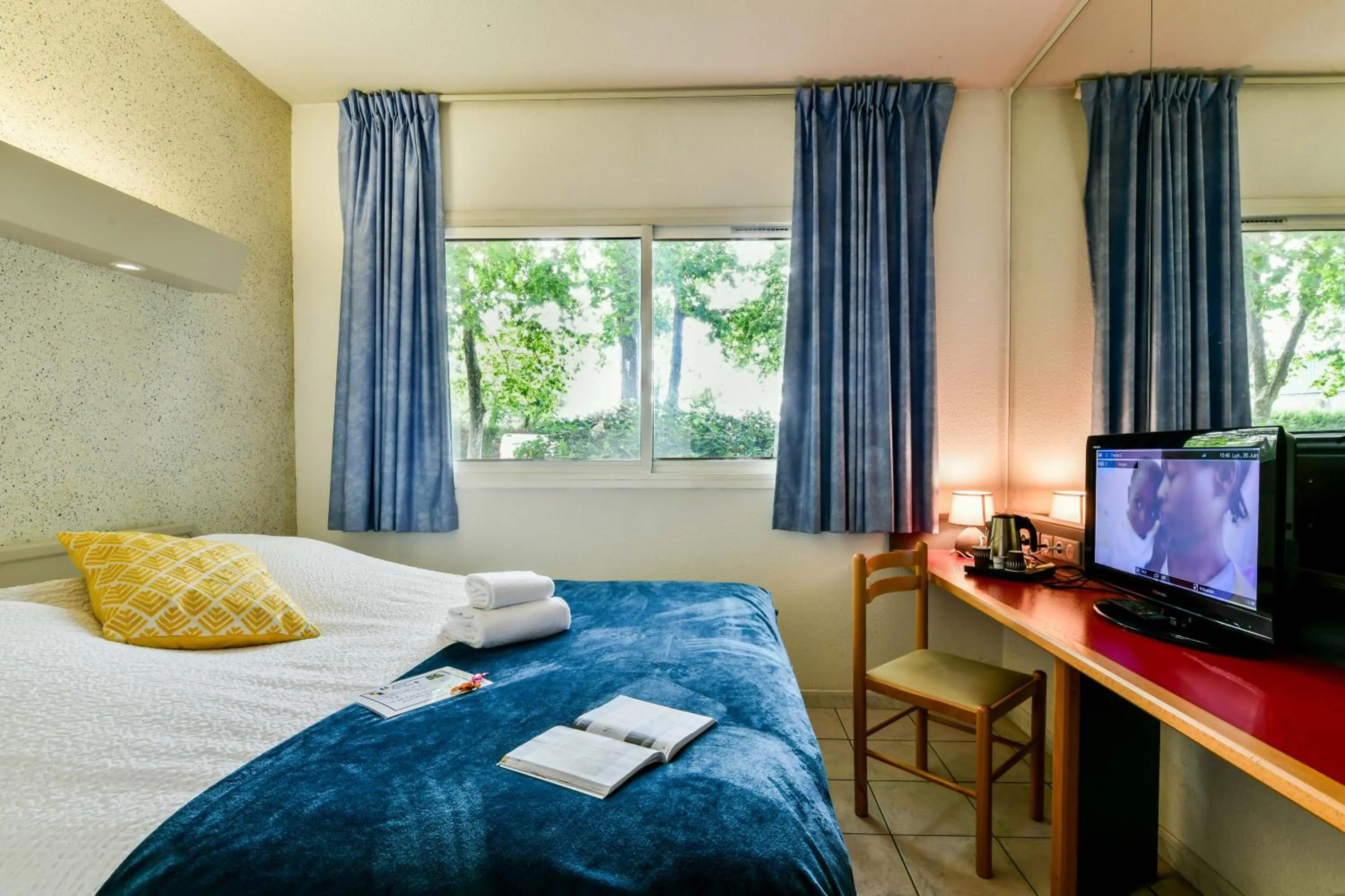 Bed in Logis Hôtel & Restaurant Ludik