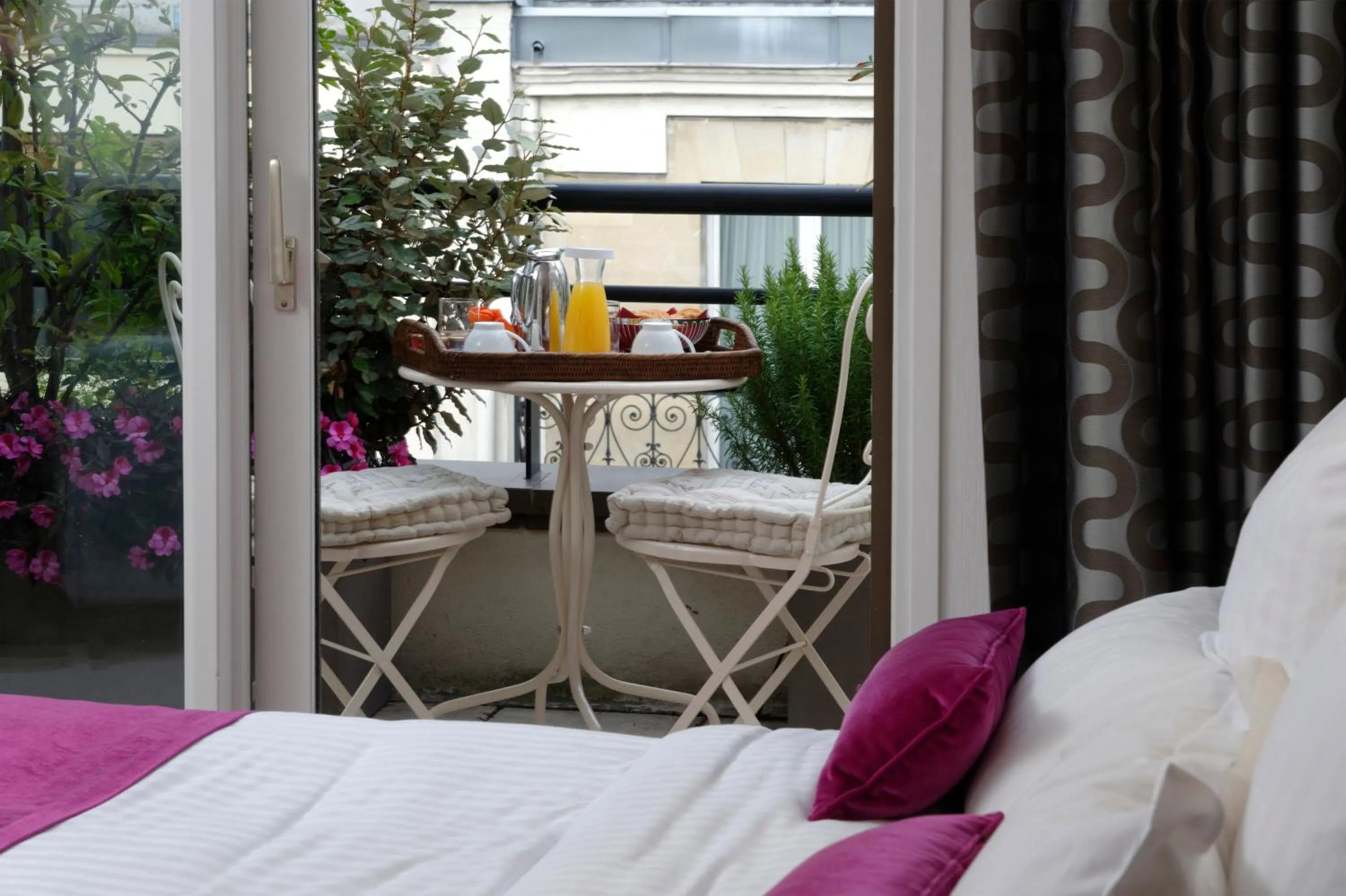 Bed in Résidence Alma Marceau