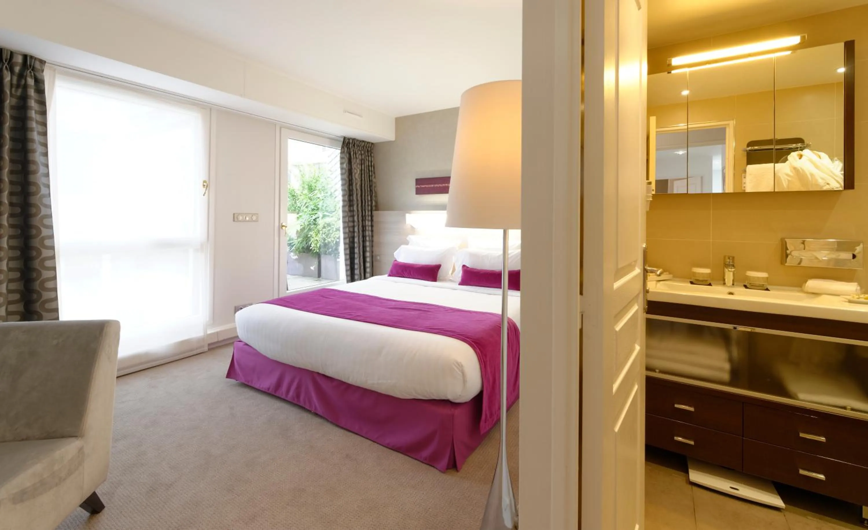 Bed in Résidence Alma Marceau