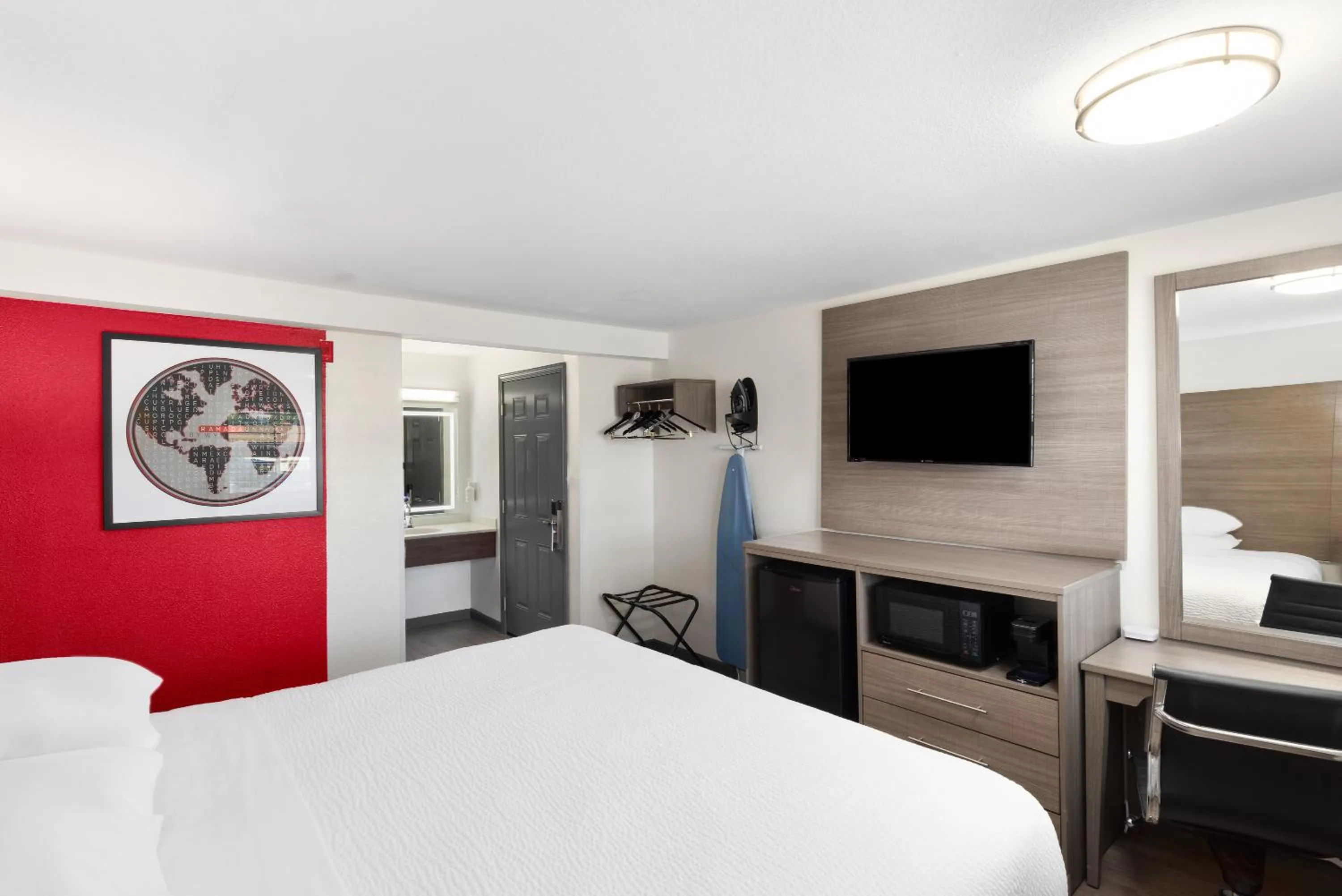 Bedroom, Bed in Ramada by Wyndham Medford Airport North
