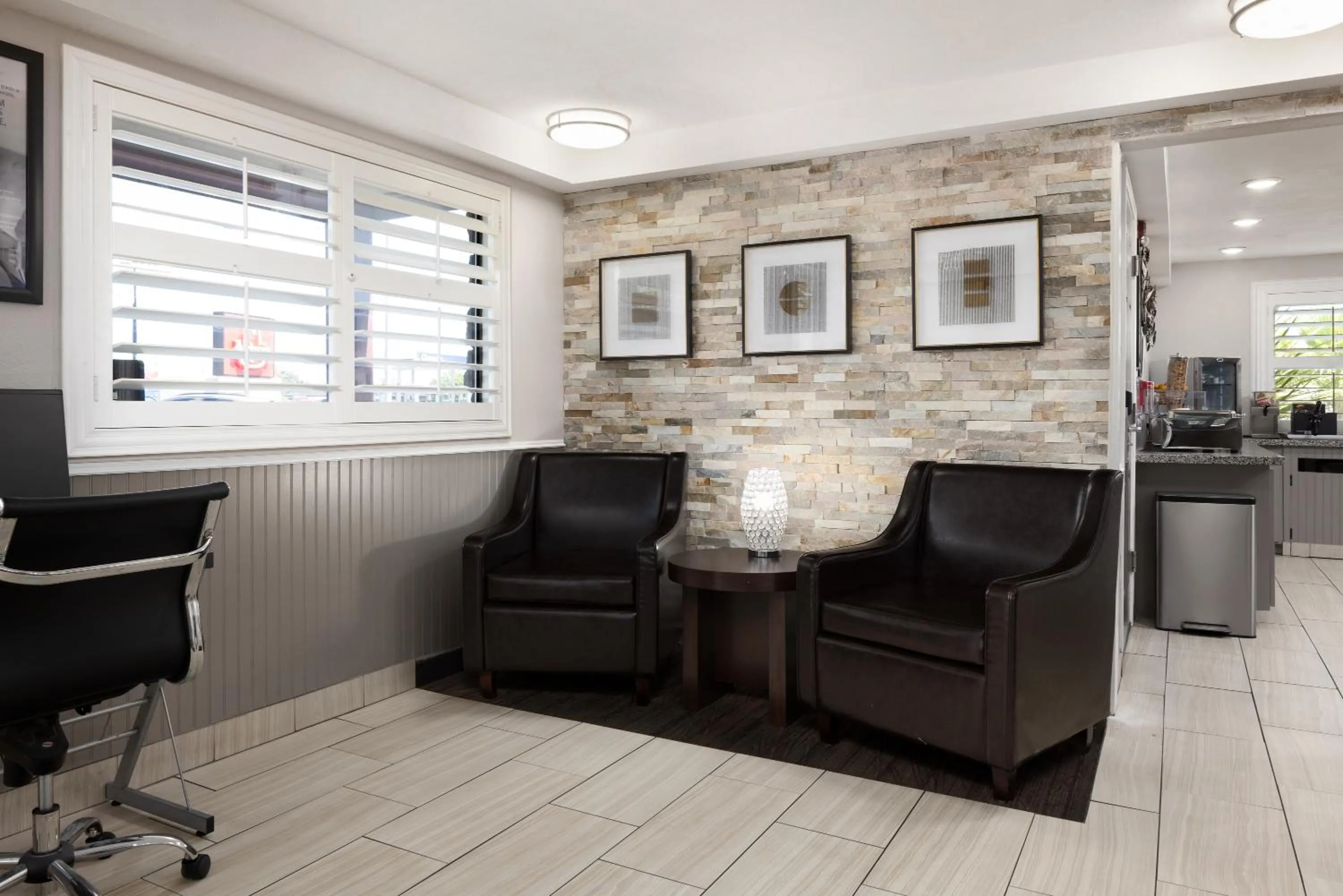 Lobby or reception in Ramada by Wyndham Medford Airport North