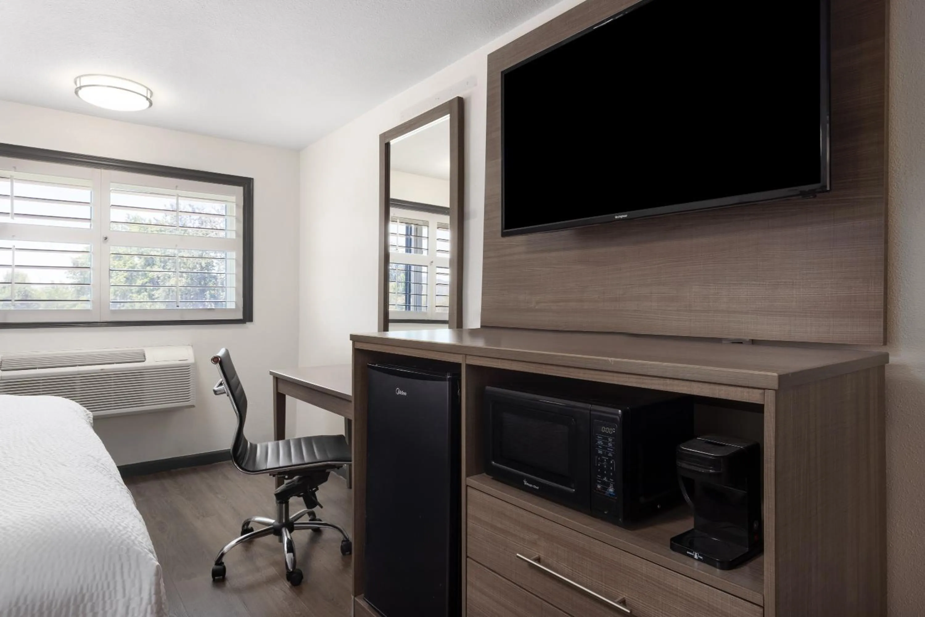 Bedroom, Bed in Ramada by Wyndham Medford Airport North