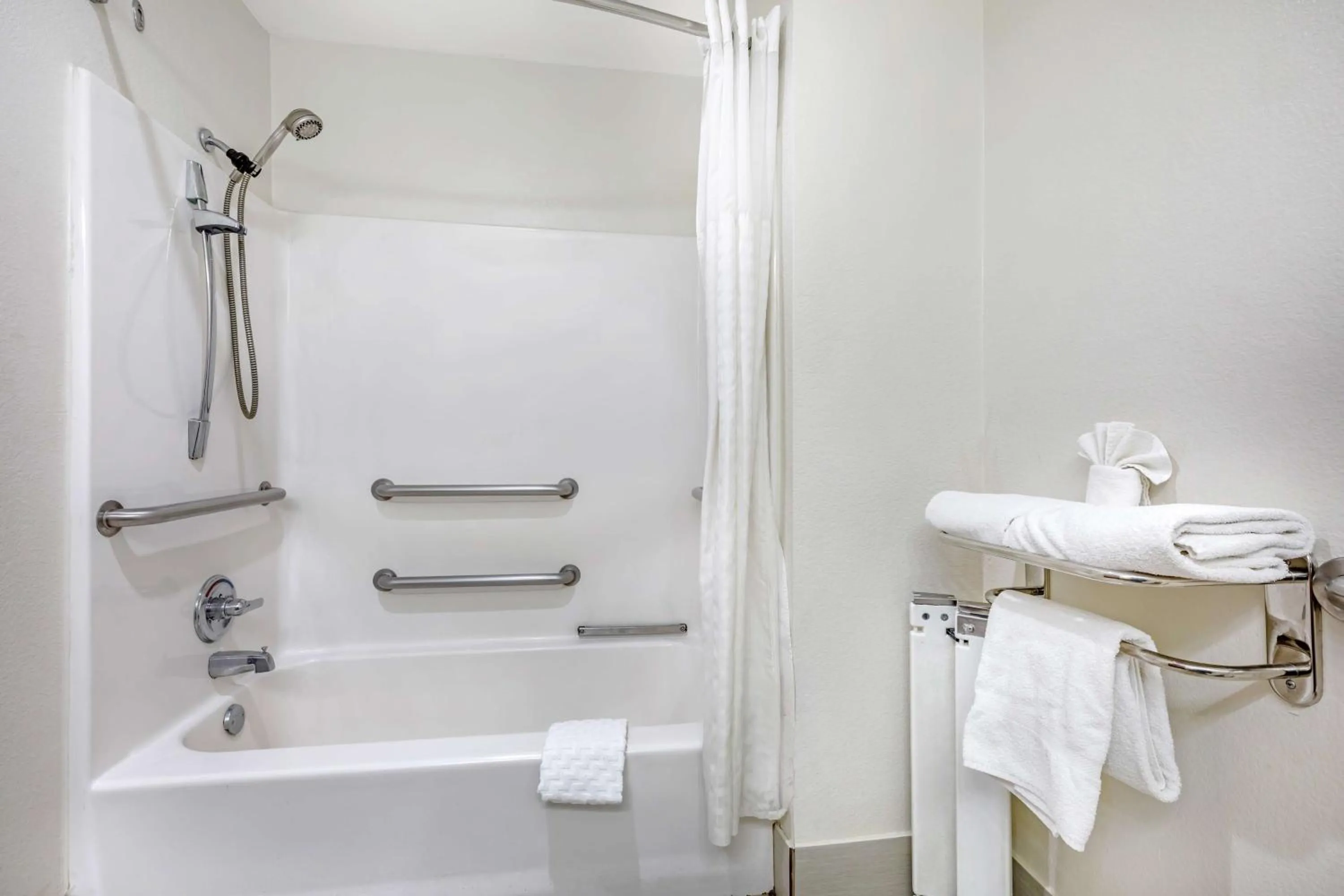 Bathroom in Best Western Club House Inn & Suites