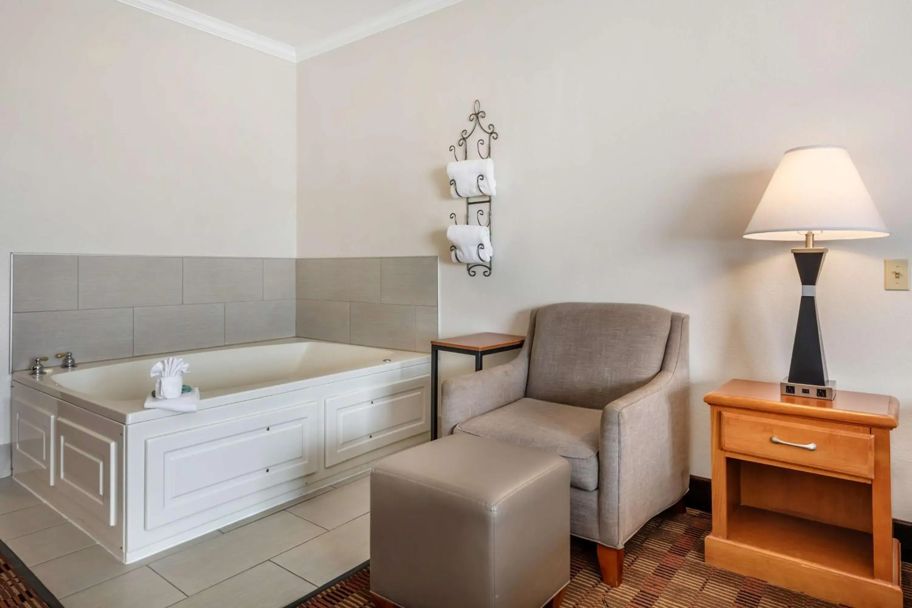 Bedroom in Best Western Club House Inn & Suites Bedroom in Best Western Club House Inn & Suites