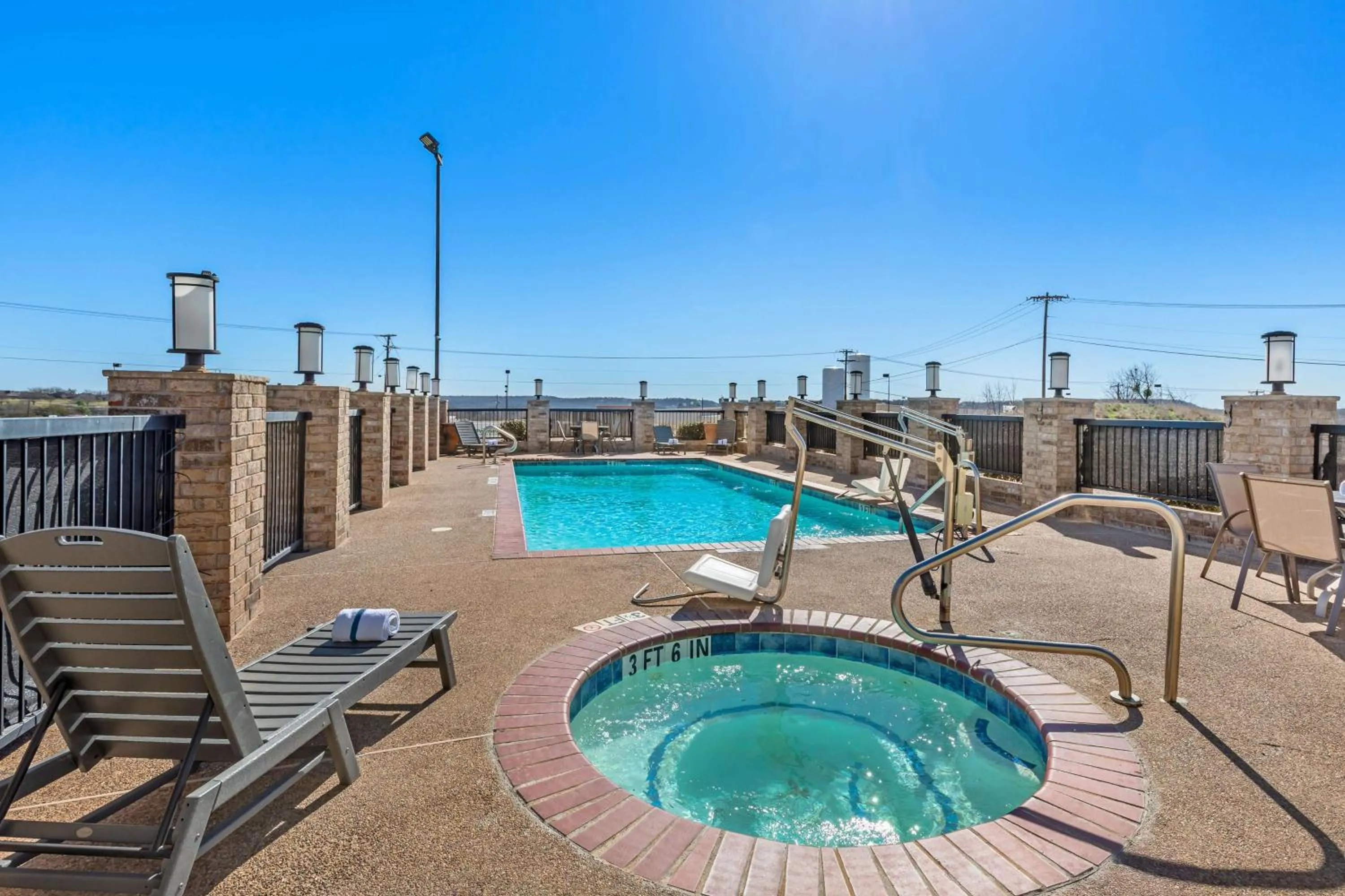 Pool view in Best Western Club House Inn & Suites