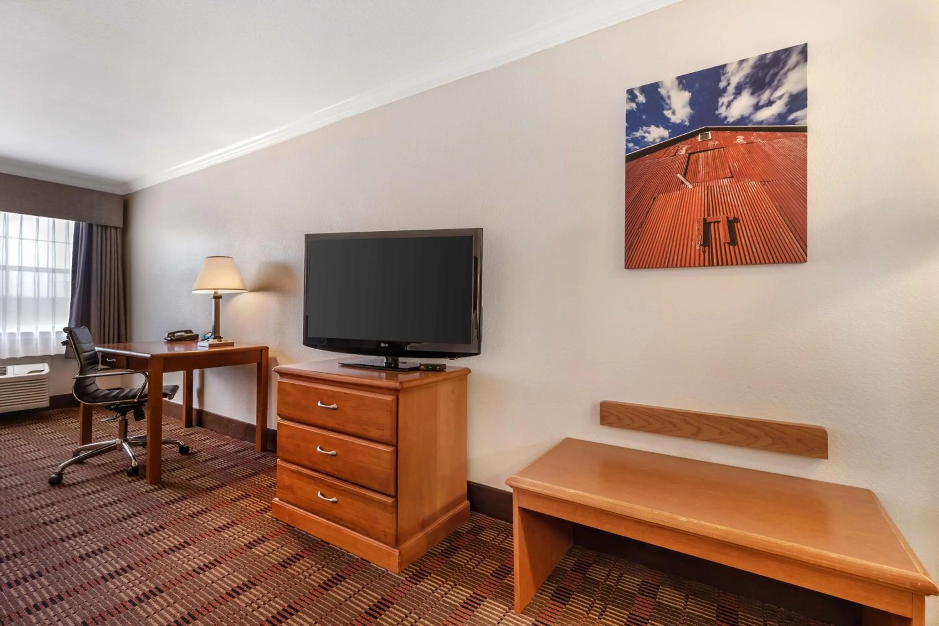Bedroom in Best Western Club House Inn & Suites