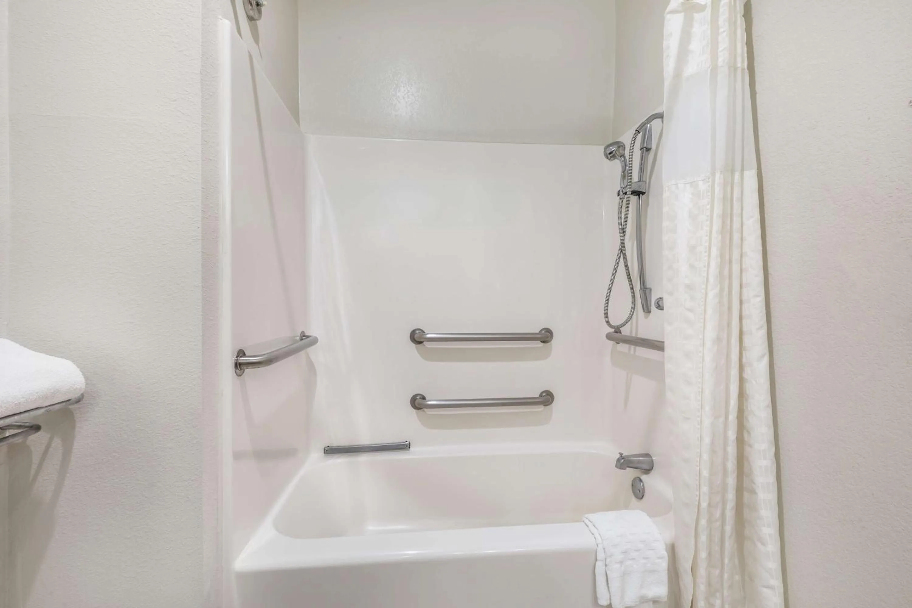 Bathroom in Best Western Club House Inn & Suites