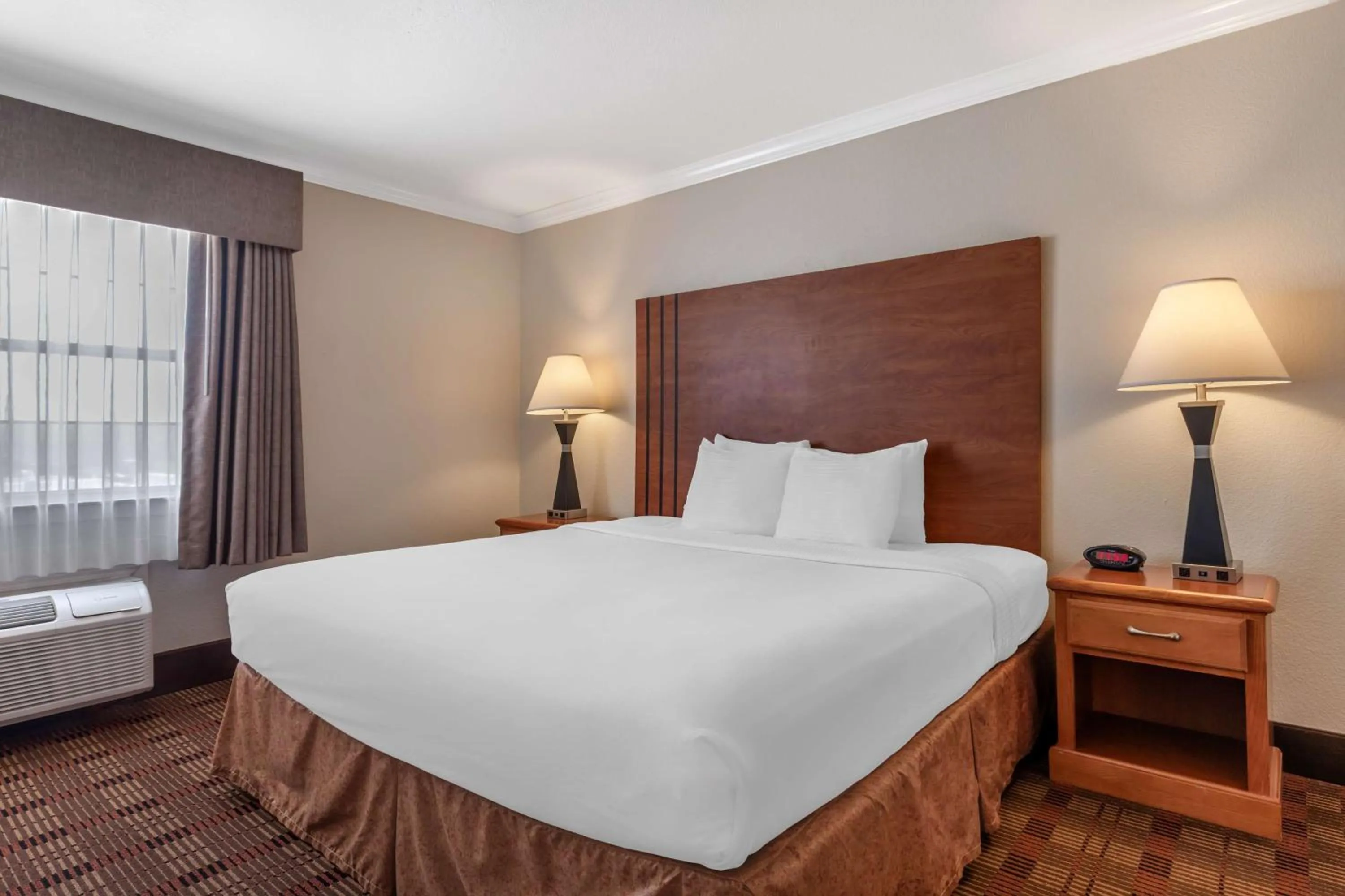 Photo of the whole room, Bed in Best Western Club House Inn & Suites