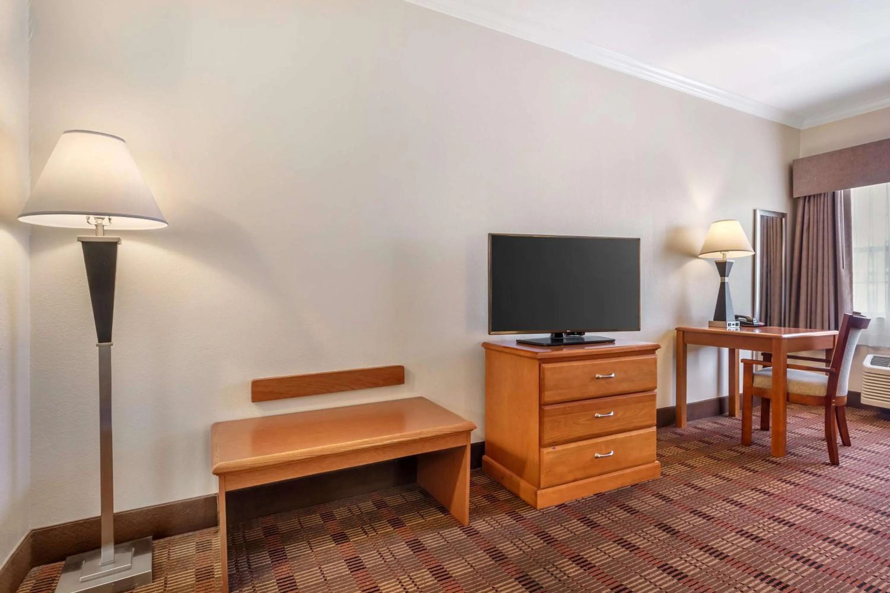 Bedroom in Best Western Club House Inn & Suites