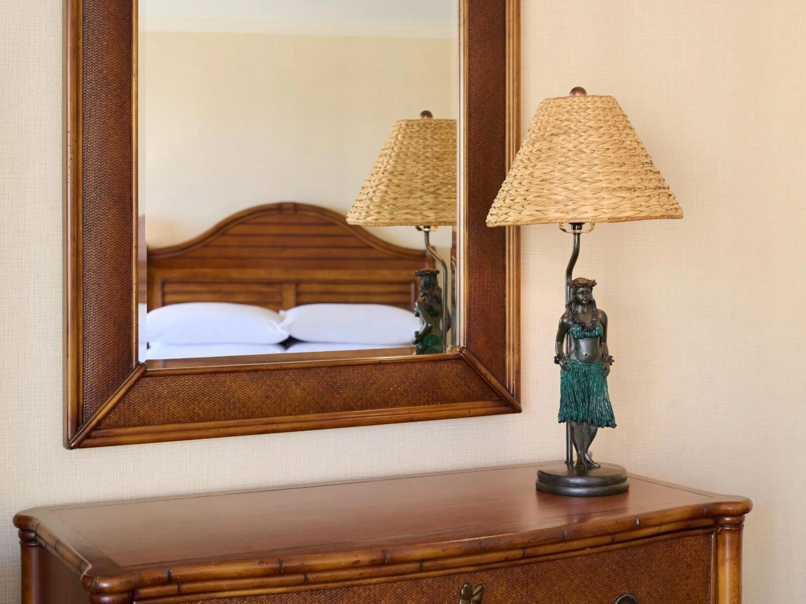 Bathroom, Bed in OUTRIGGER Waikiki Beach Resort