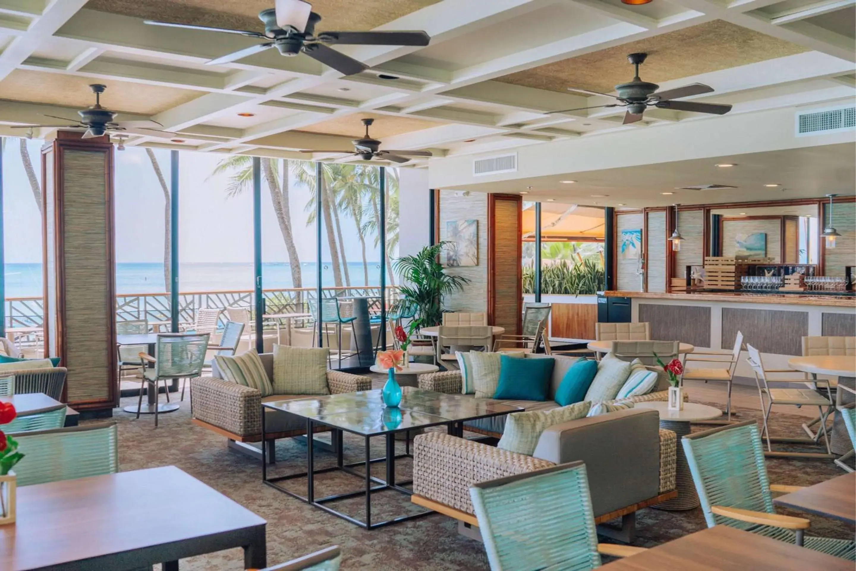 Lounge or bar in OUTRIGGER Waikiki Beach Resort Lounge or bar in OUTRIGGER Waikiki Beach Resort