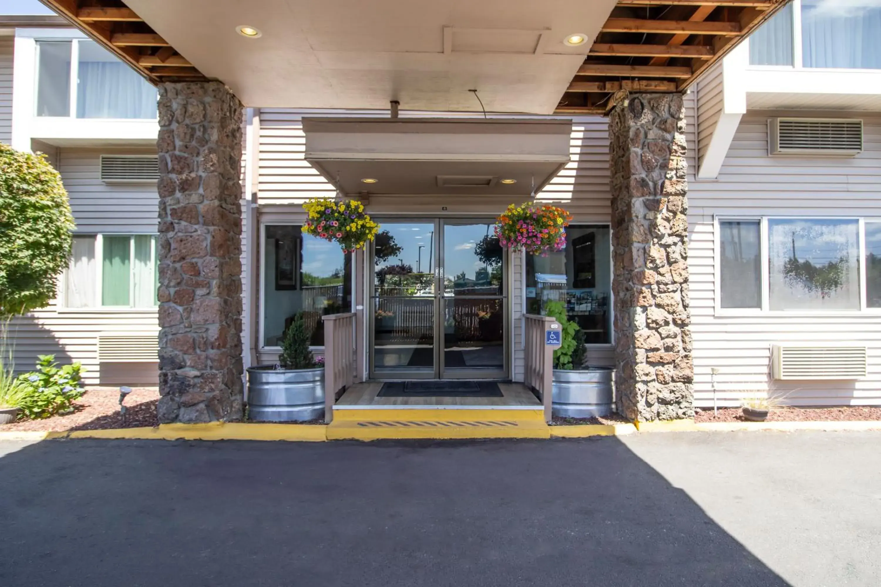 Facade/entrance in Red Lion Inn & Suites Vancouver Facade/entrance in Red Lion Inn & Suites Vancouver