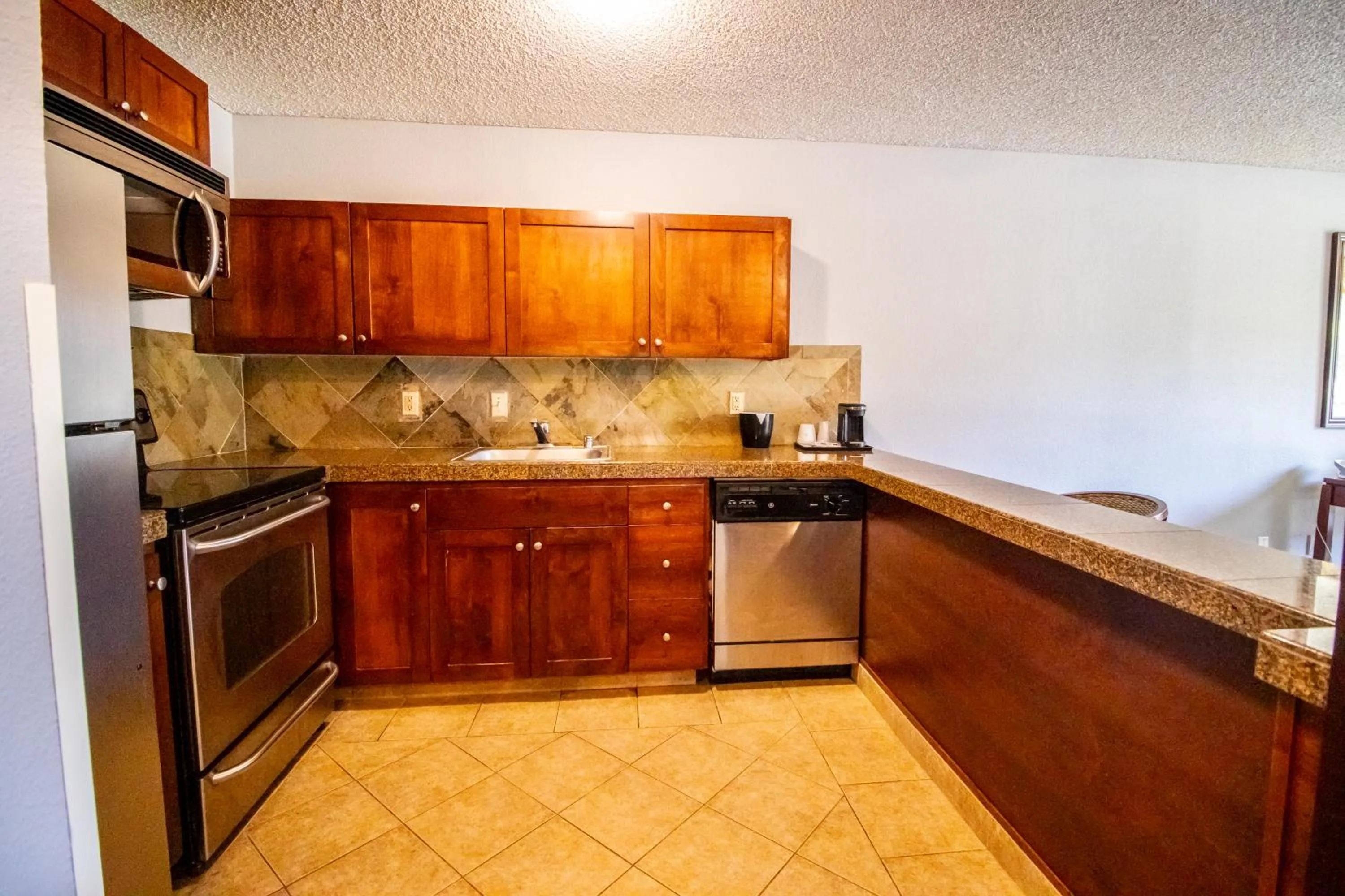 Kitchen or kitchenette in Red Lion Inn & Suites Vancouver