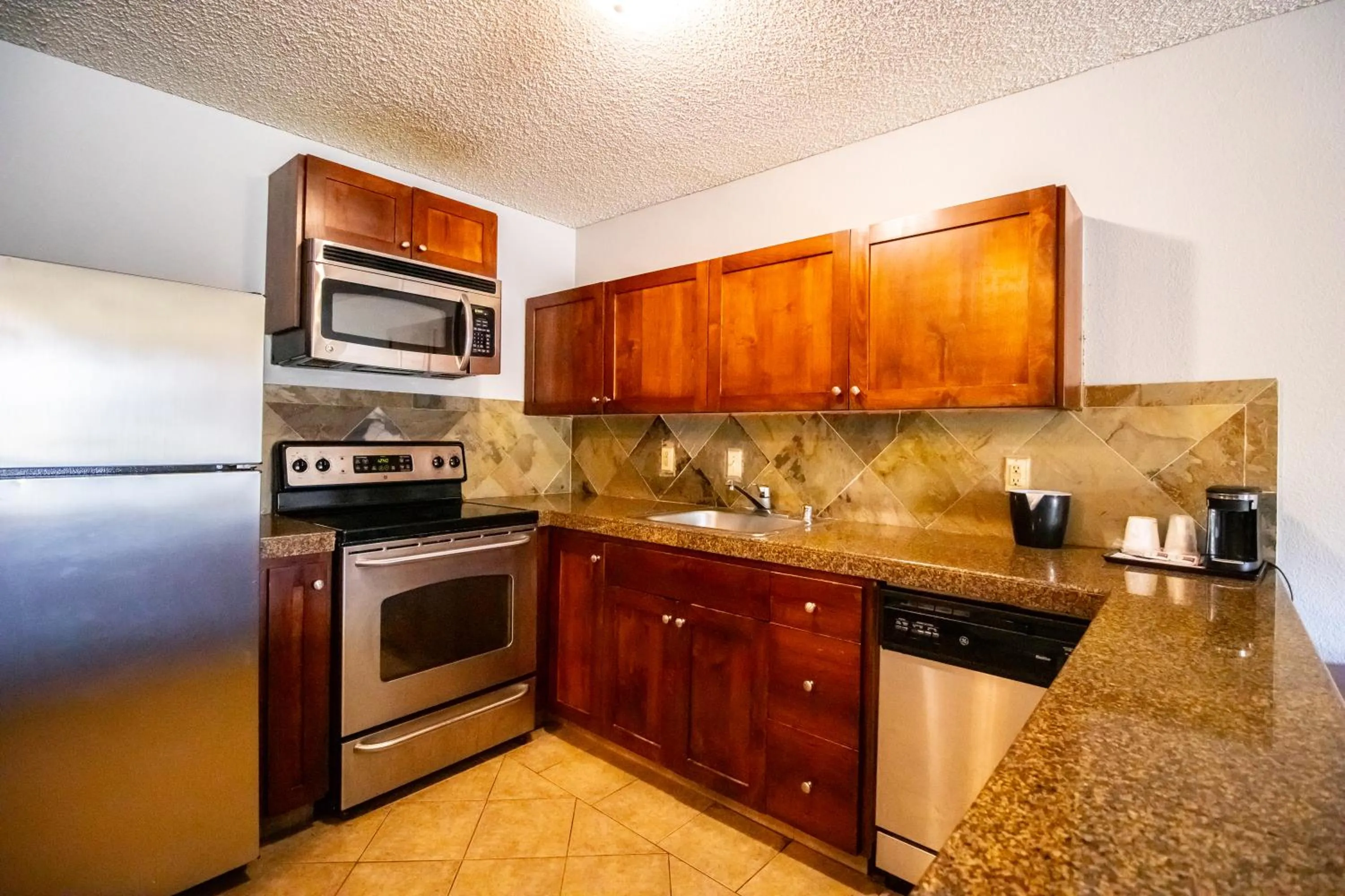 Kitchen or kitchenette in Red Lion Inn & Suites Vancouver