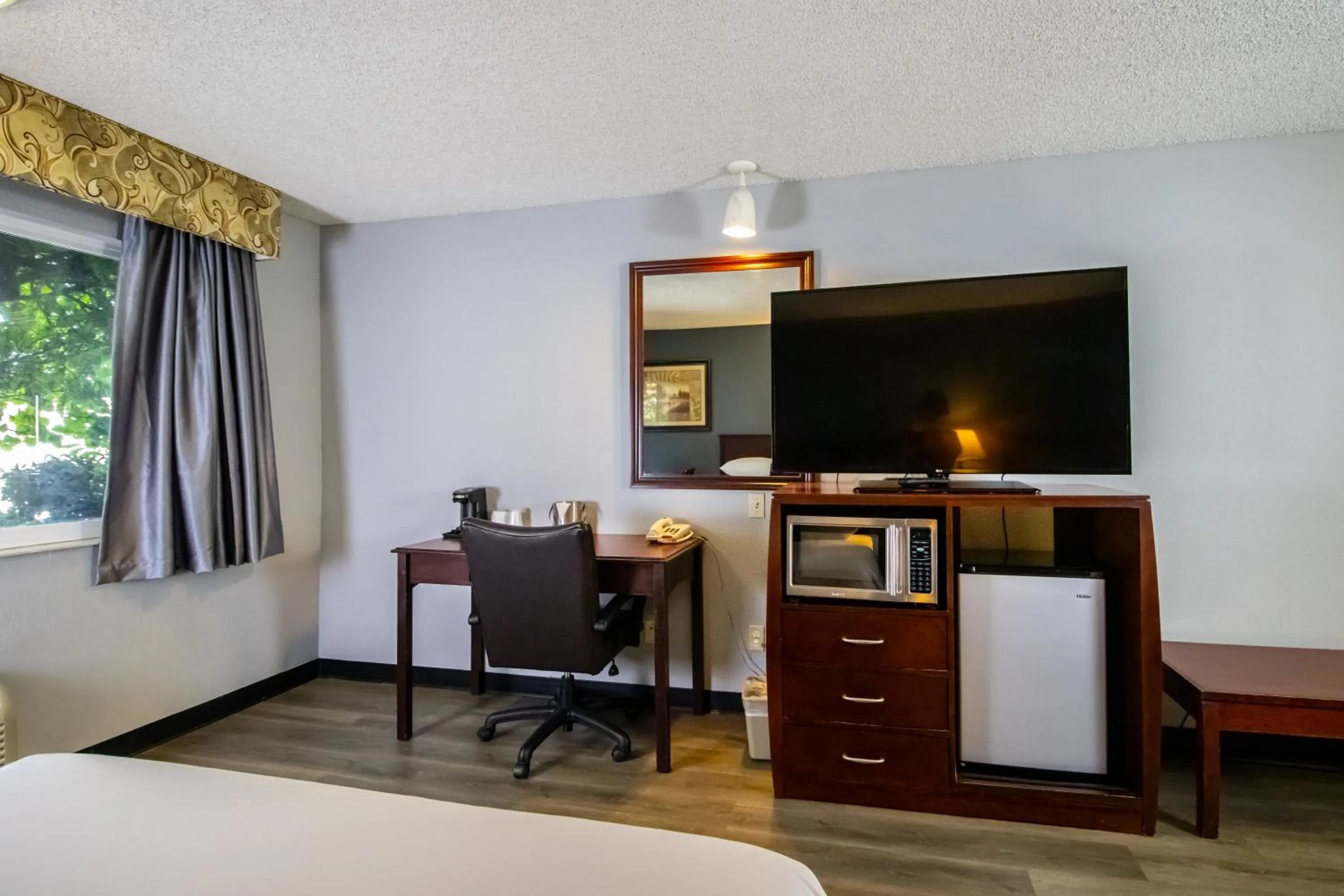 microwave in Red Lion Inn & Suites Vancouver