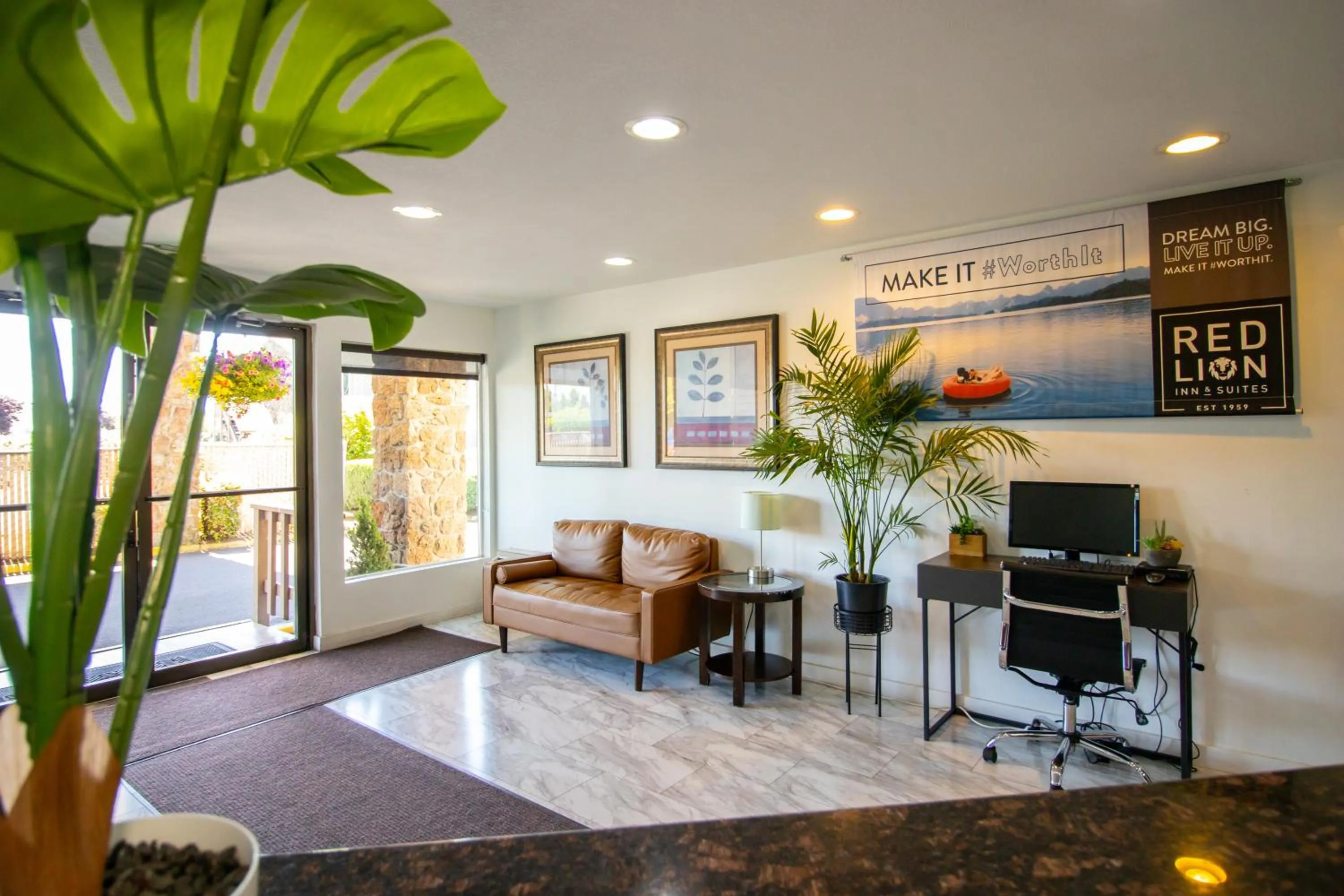 Seating area in Red Lion Inn & Suites Vancouver