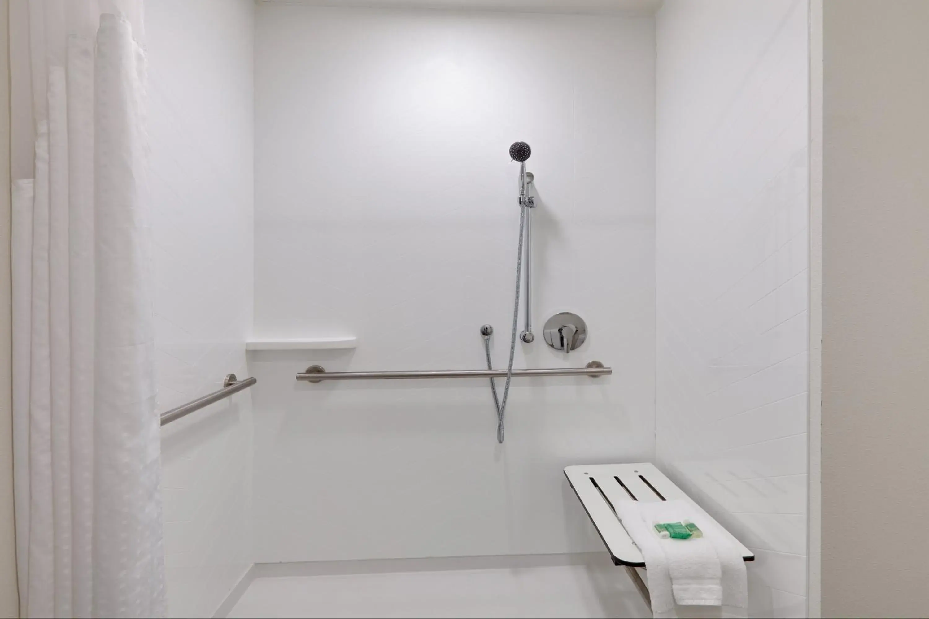 Queen Room with Two Queen Beds Hearing Accessible with Roll-In Shower - Non-Smoking in Holiday Inn Twin Falls by IHG Queen Room with Two Queen Beds Hearing Accessible with Roll-In Shower - Non-Smoking in Holiday Inn Twin Falls by IHG