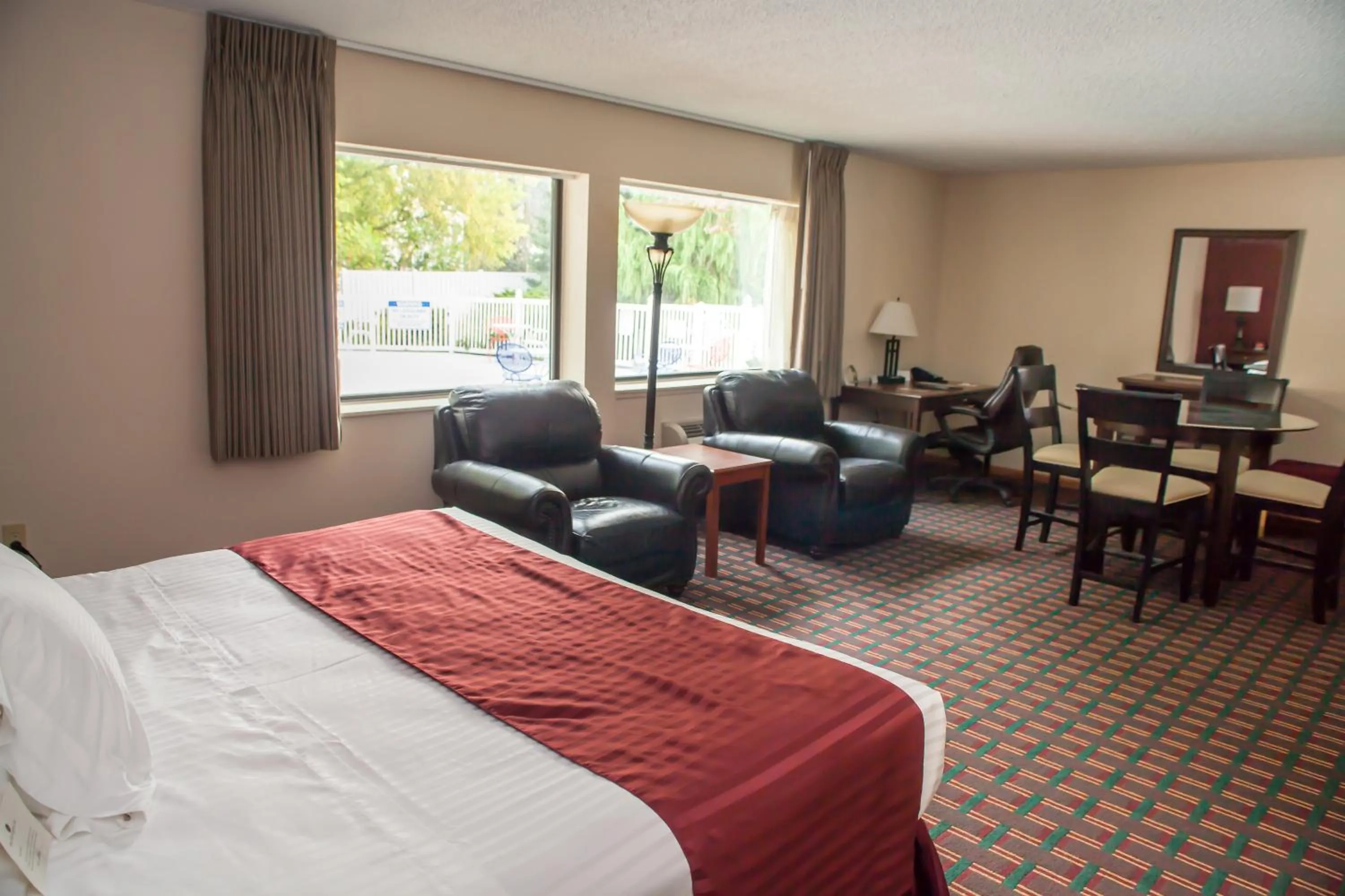 Seating area, Bed in Harrington Inn
