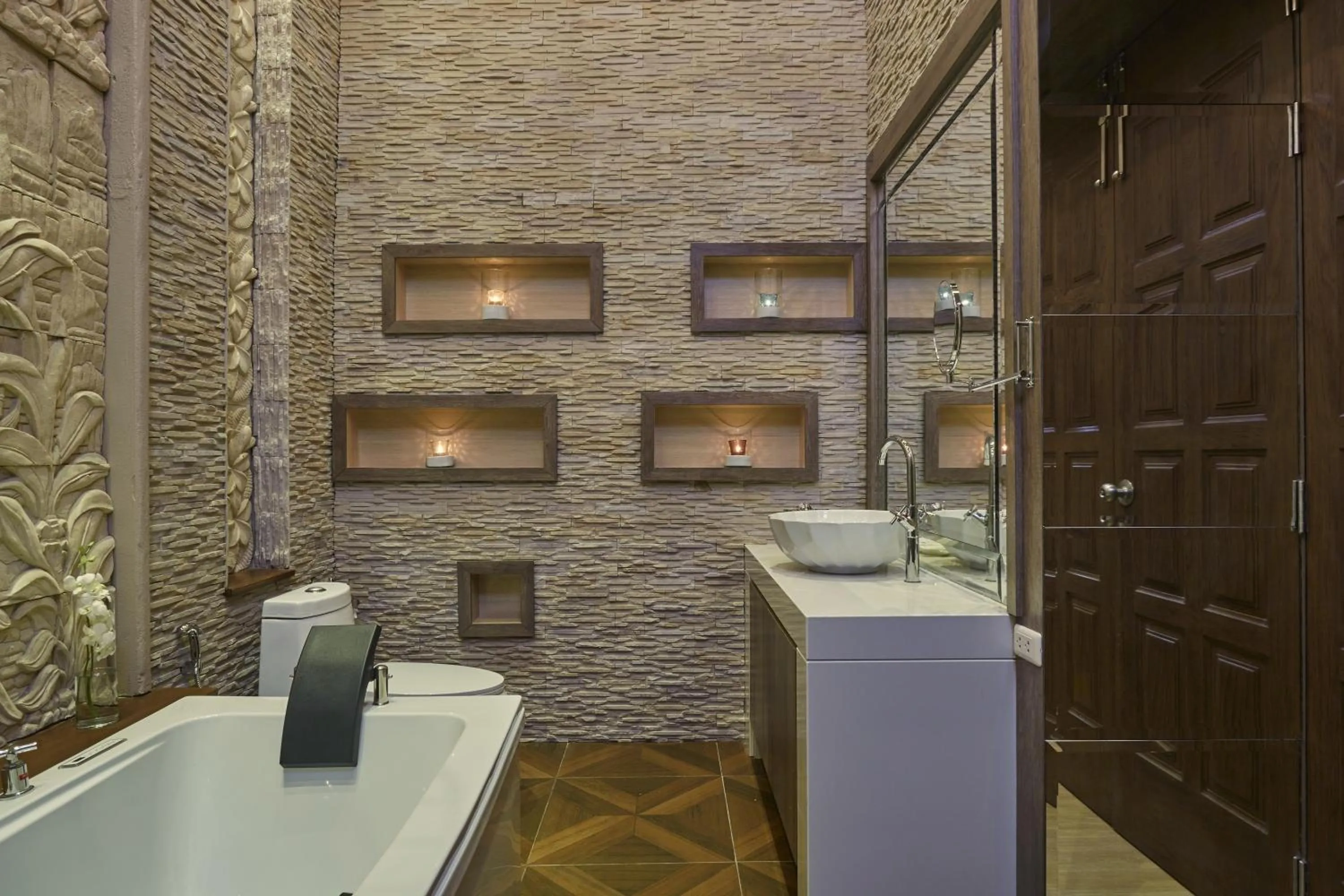 Toilet in Dhevan Dara Beach Villa Kuiburi