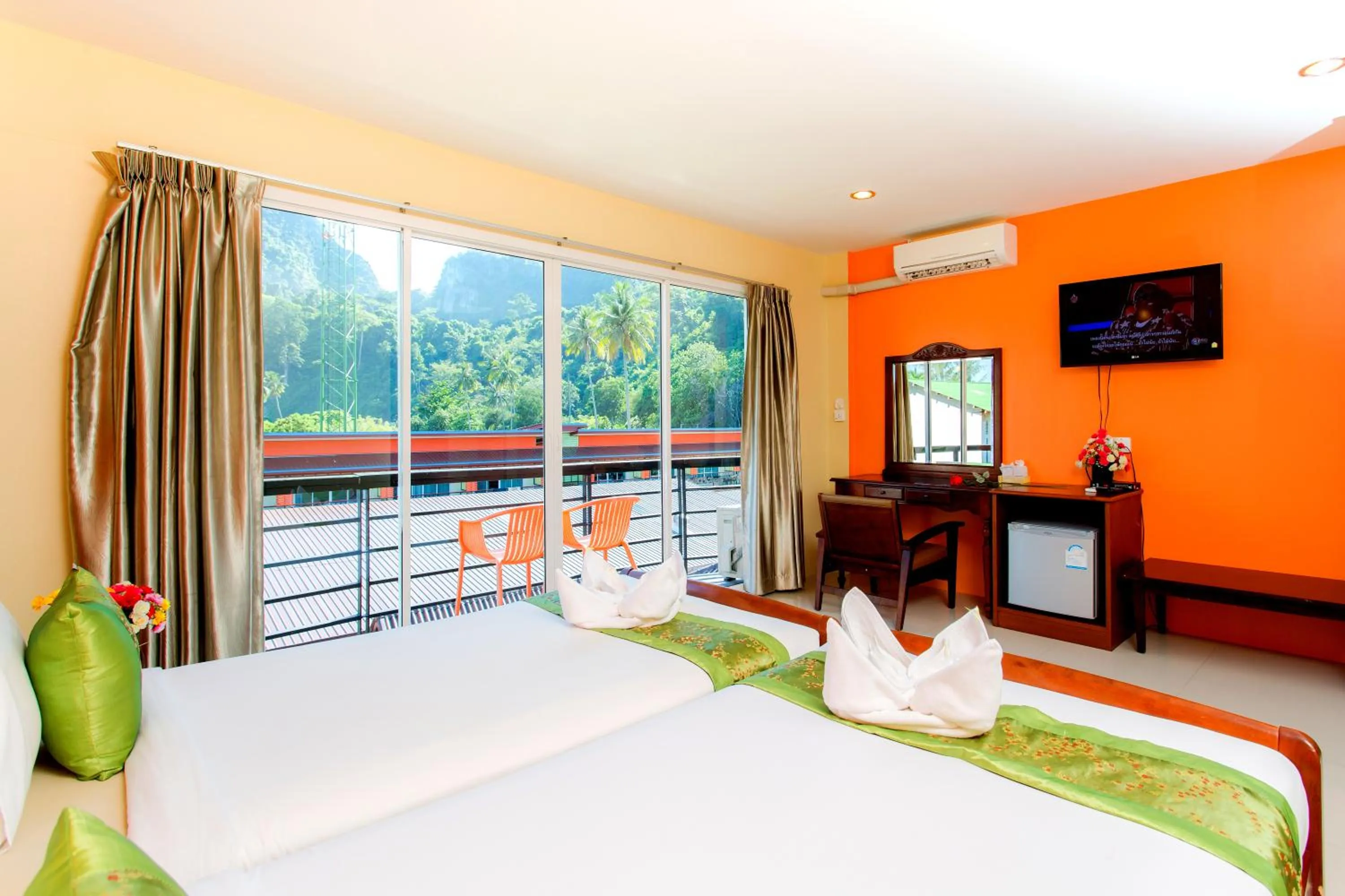 Photo of the whole room, Bed in Phi Phi Maiyada Resort